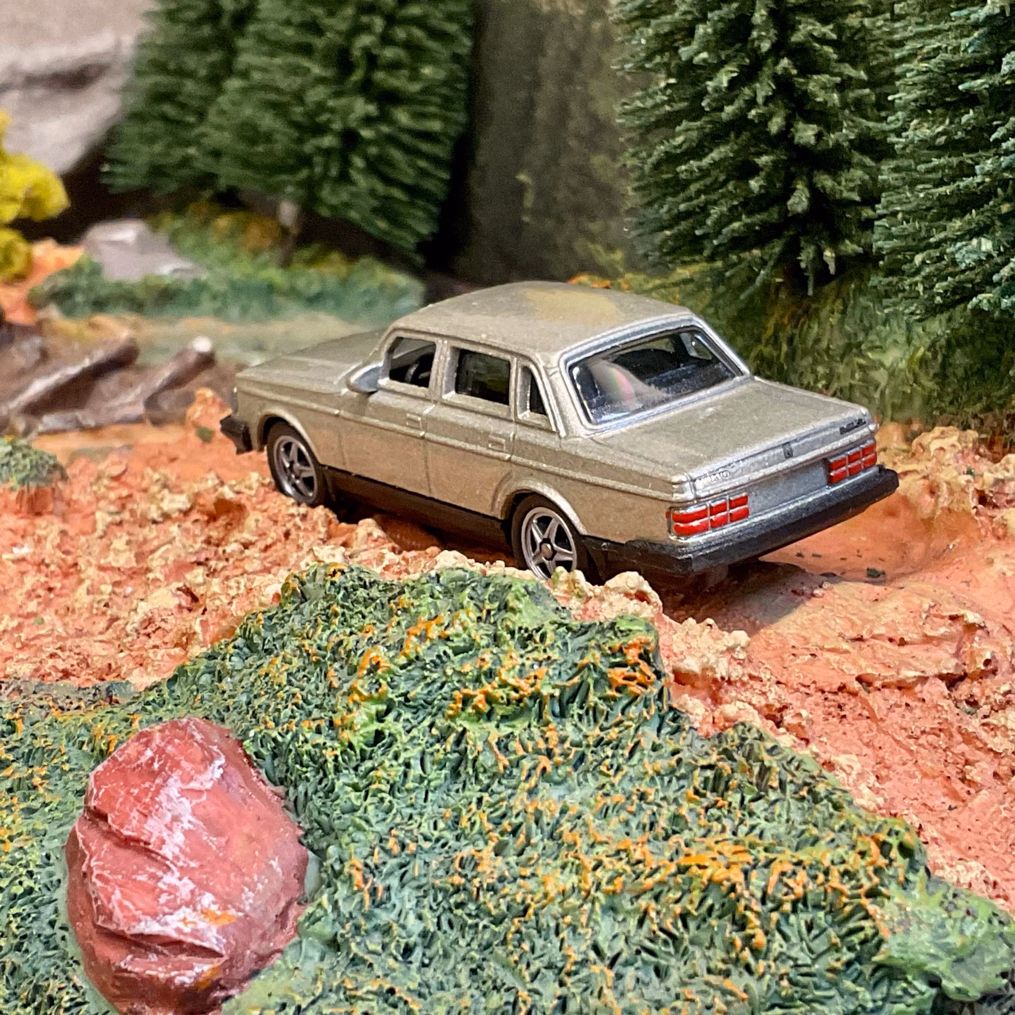 Skala 1/64 Volvo 240 GL, Gold fr Nex models / Welly