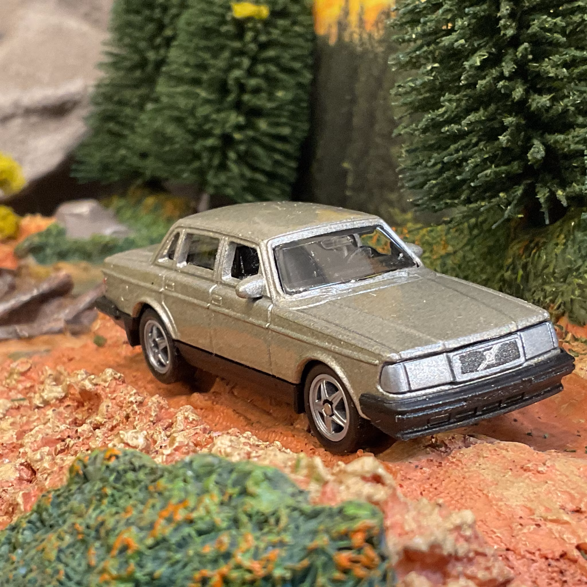 Skala 1/64 Volvo 240 GL, Gold fr Nex models / Welly
