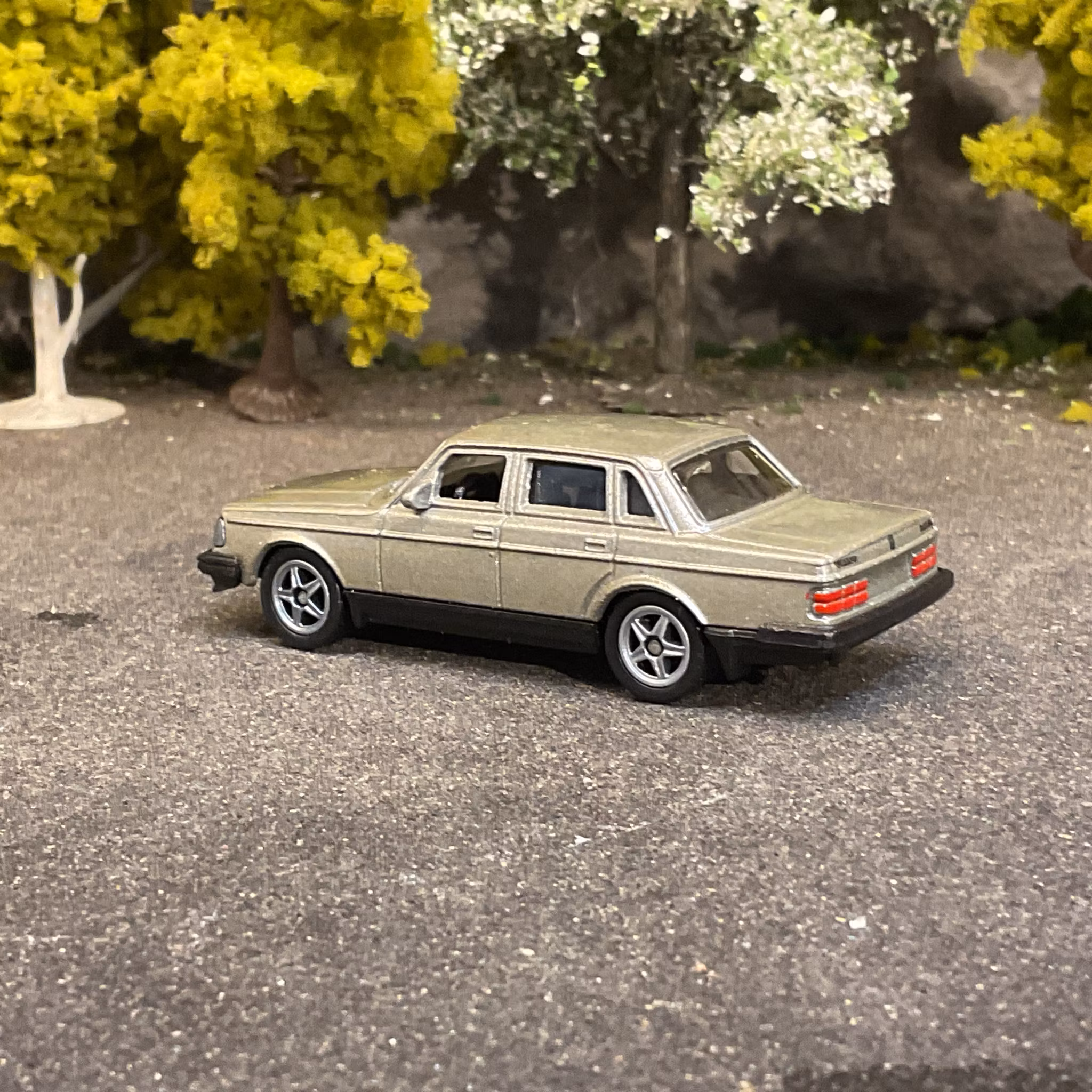 Skala 1/64 Volvo 240 GL, Gold fr Nex models / Welly