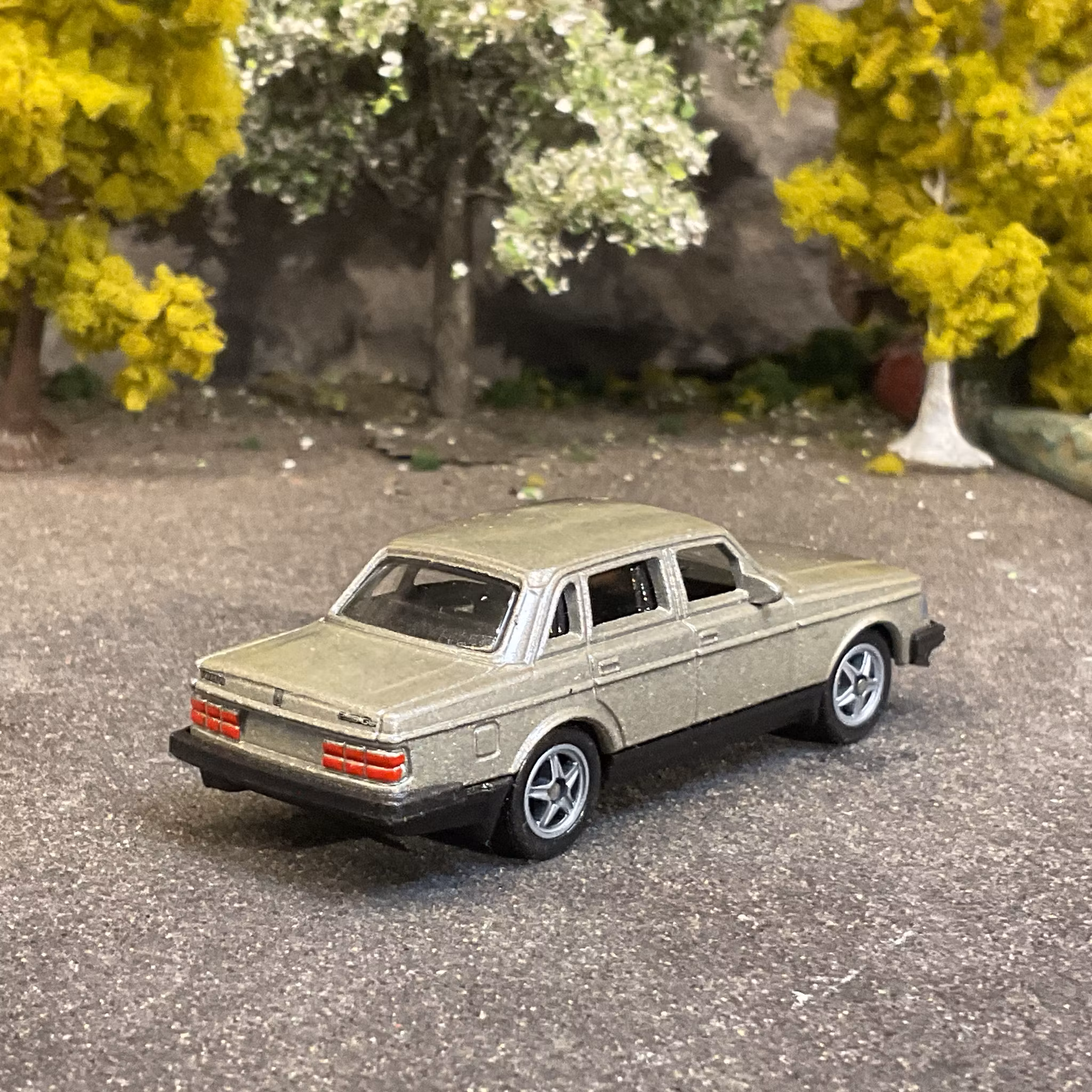 Skala 1/64 Volvo 240 GL, Gold fr Nex models / Welly