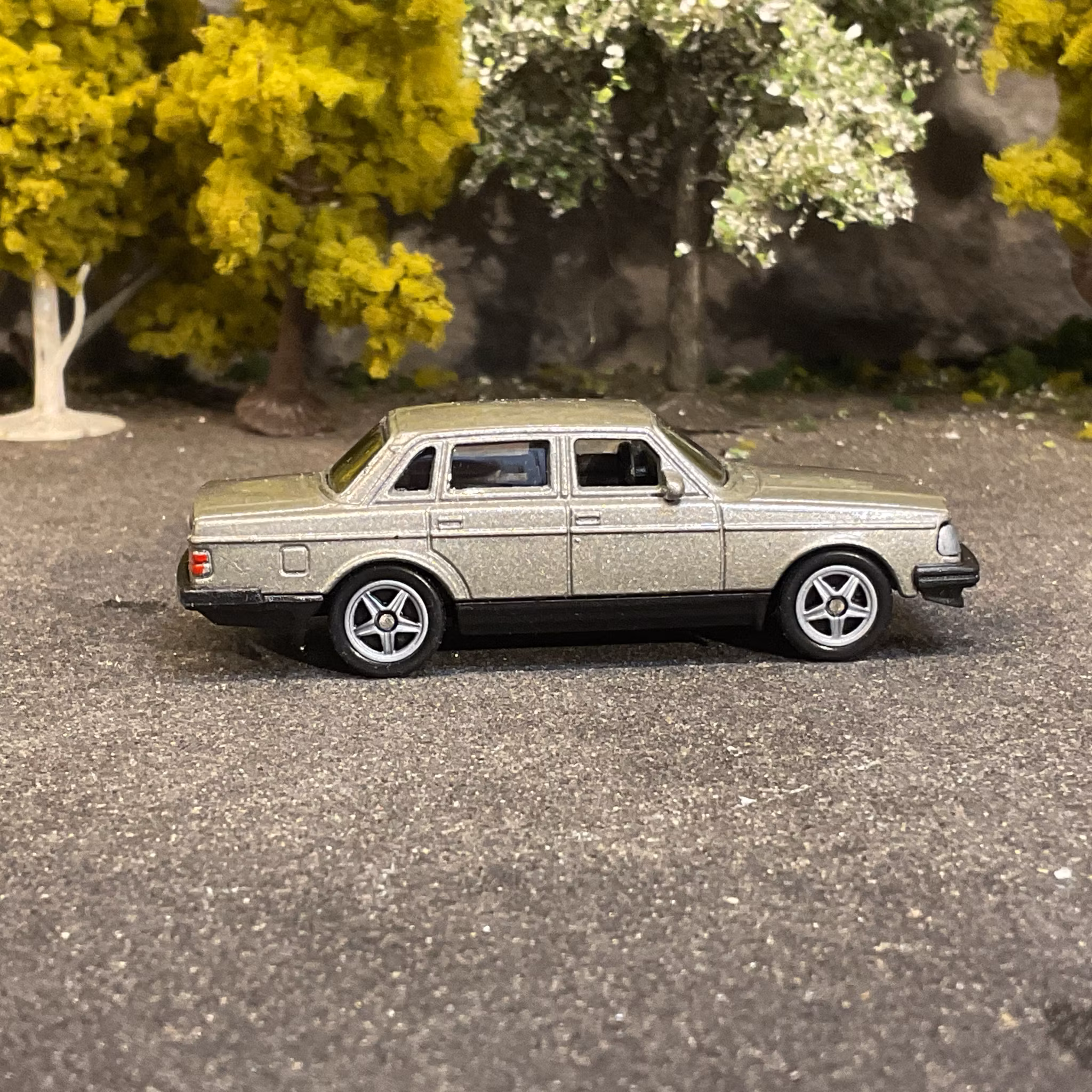 Skala 1/64 Volvo 240 GL, Gold fr Nex models / Welly