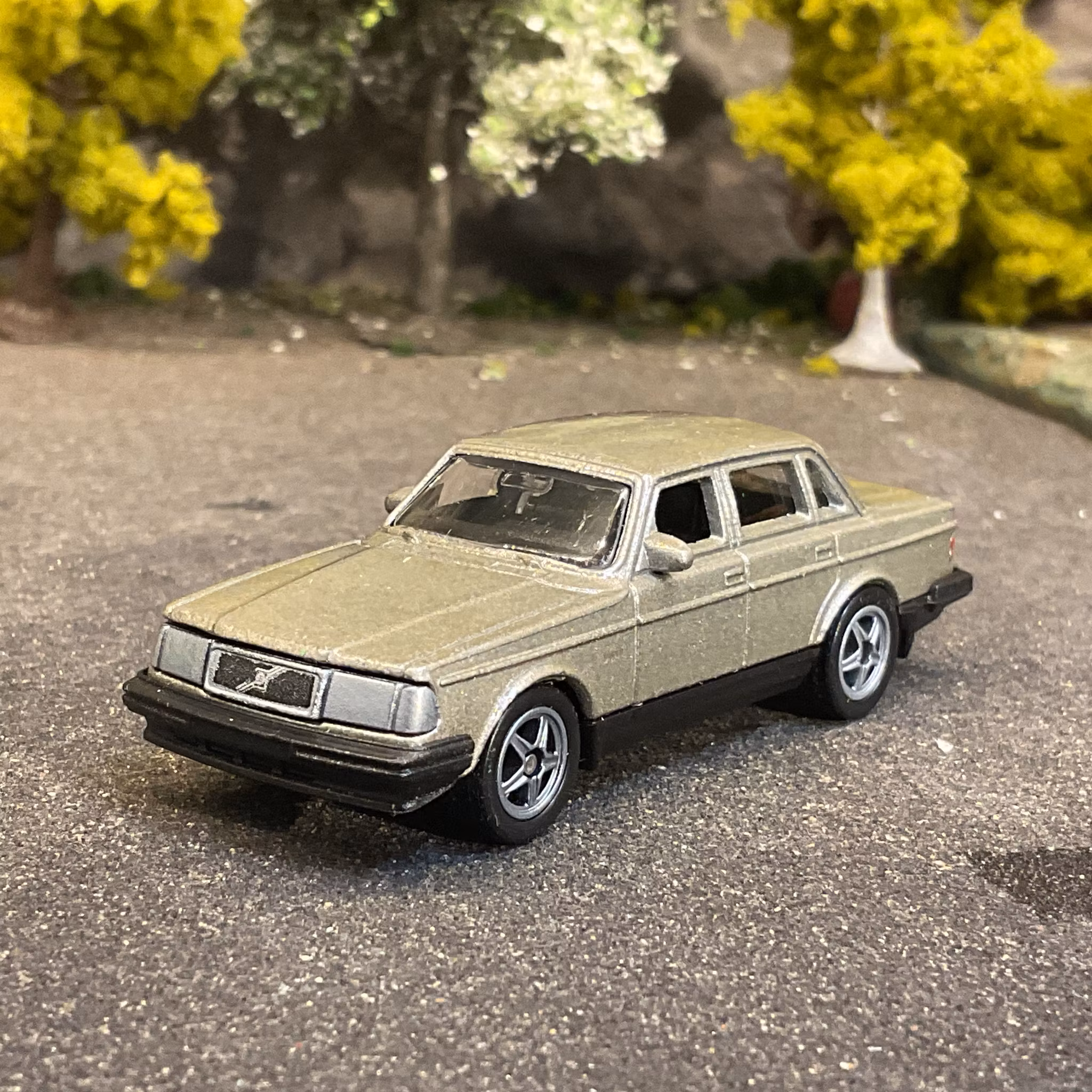 Skala 1/64 Volvo 240 GL, Gold fr Nex models / Welly