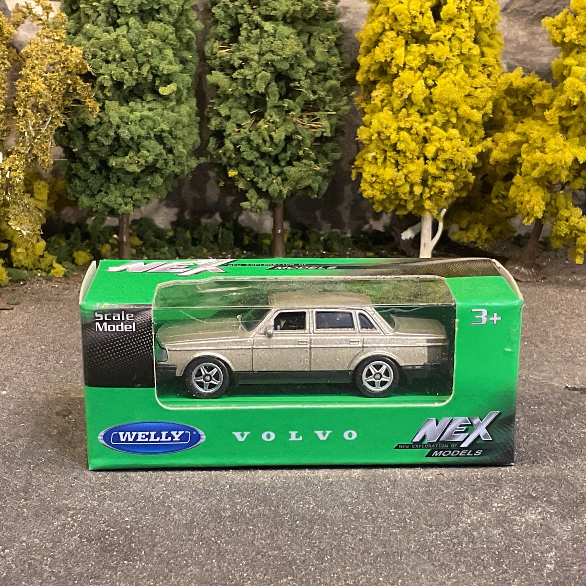 Skala 1/64 Volvo 240 GL, Gold fr Nex models / Welly