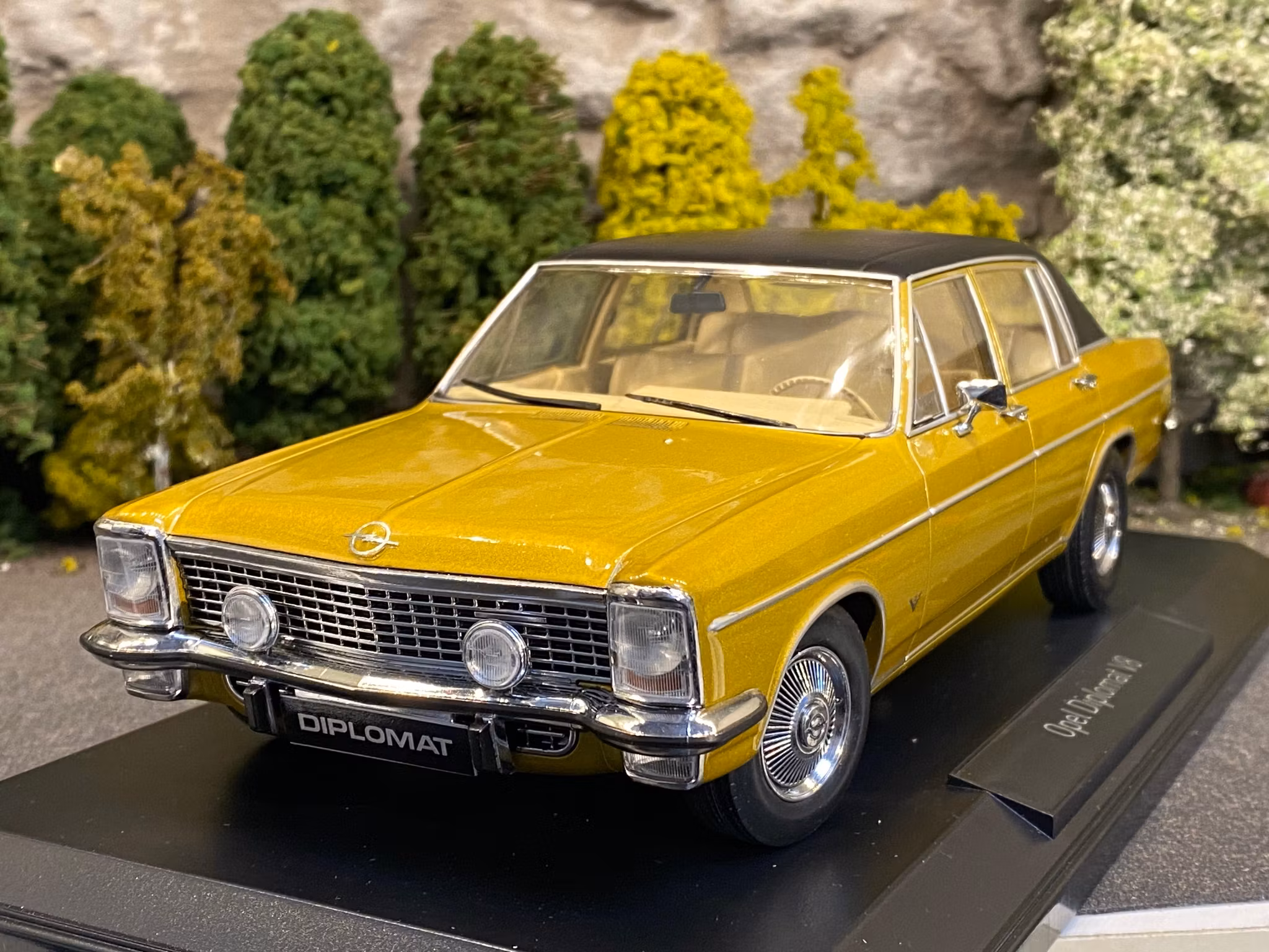 Skala 1/18 Opel Diplomat V8, Gold fr Norev
