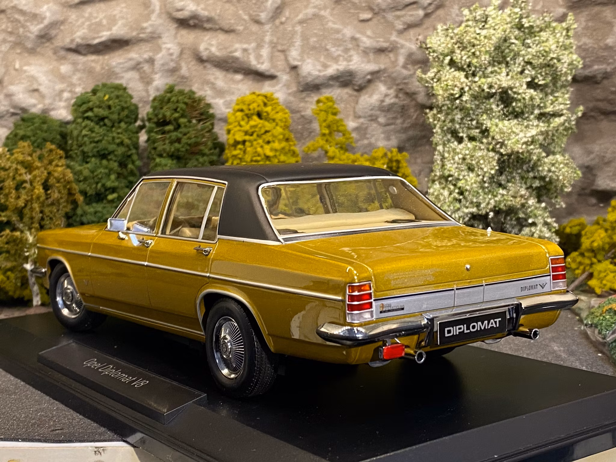 Skala 1/18 Opel Diplomat V8, Gold fr Norev