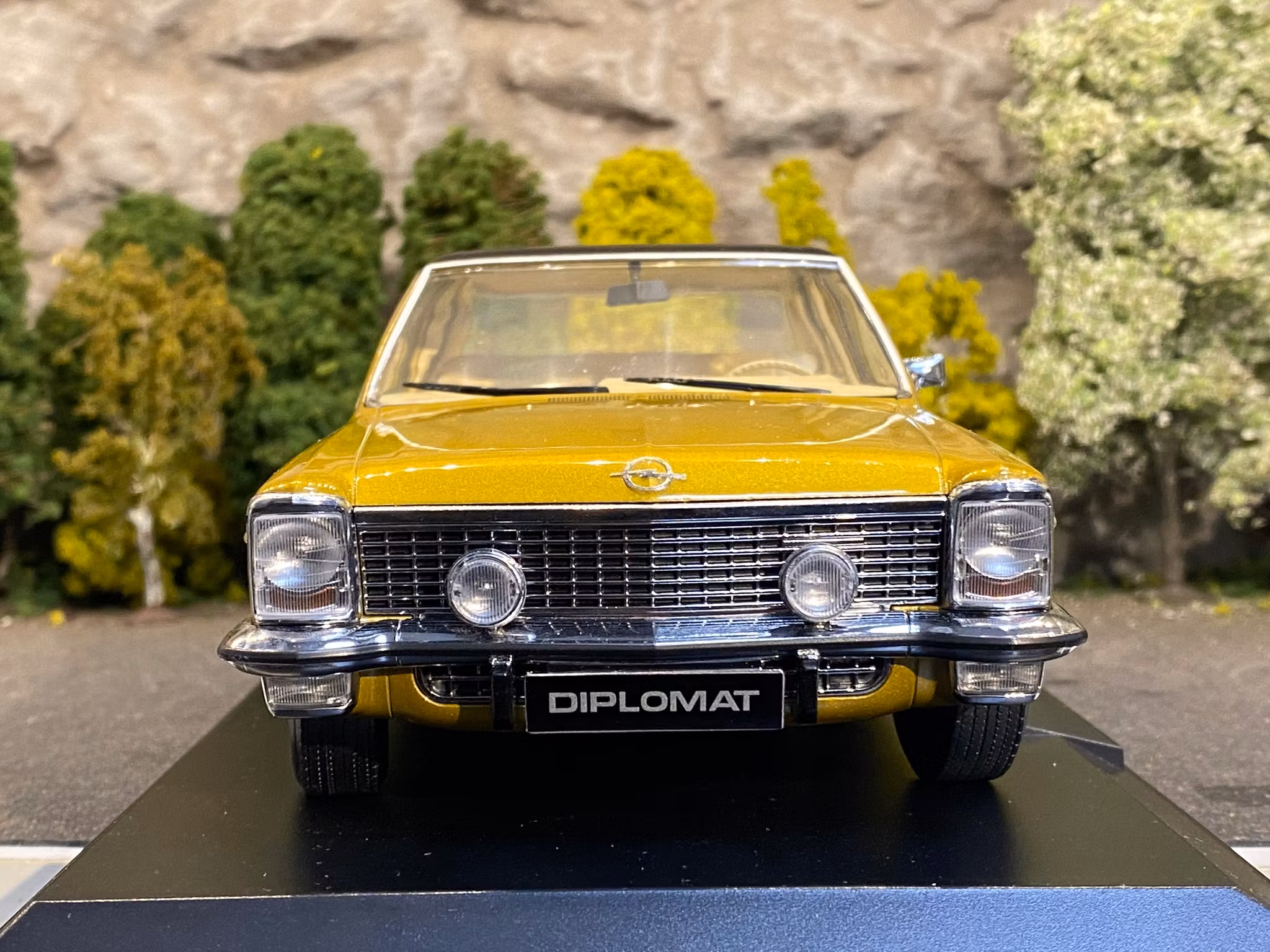 Skala 1/18 Opel Diplomat V8, Gold fr Norev