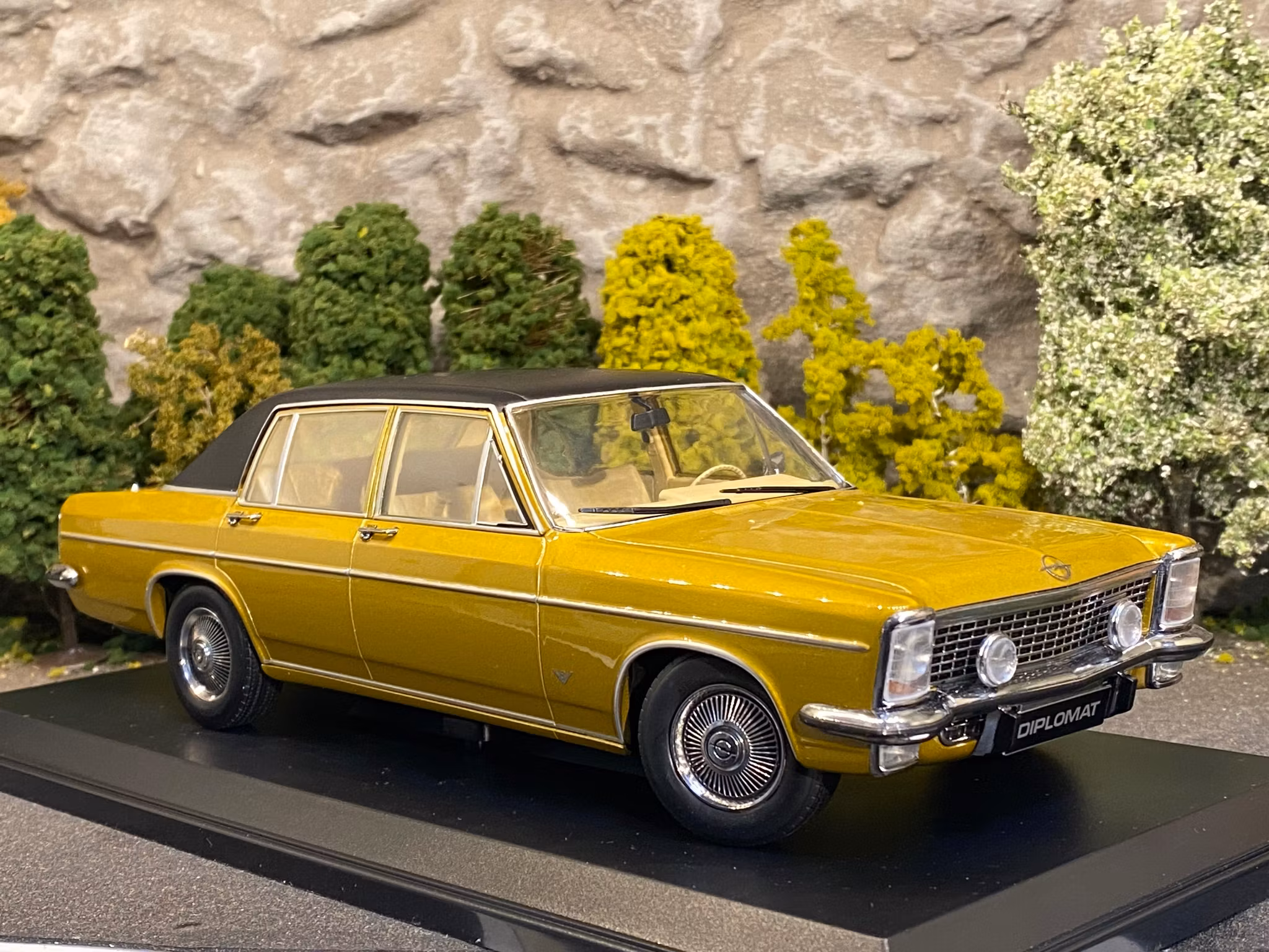 Skala 1/18 Opel Diplomat V8, Gold fr Norev