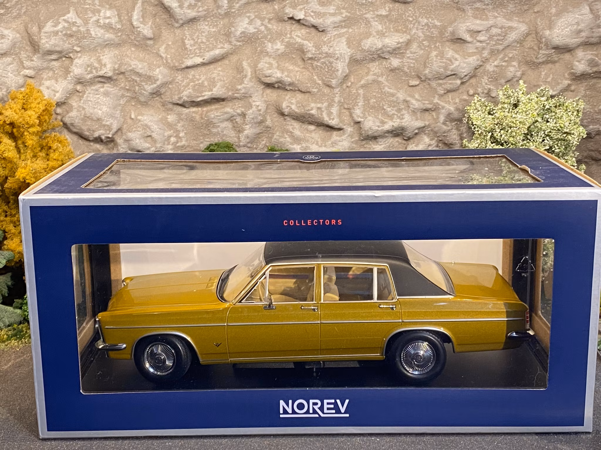 Skala 1/18 Opel Diplomat V8, Gold fr Norev