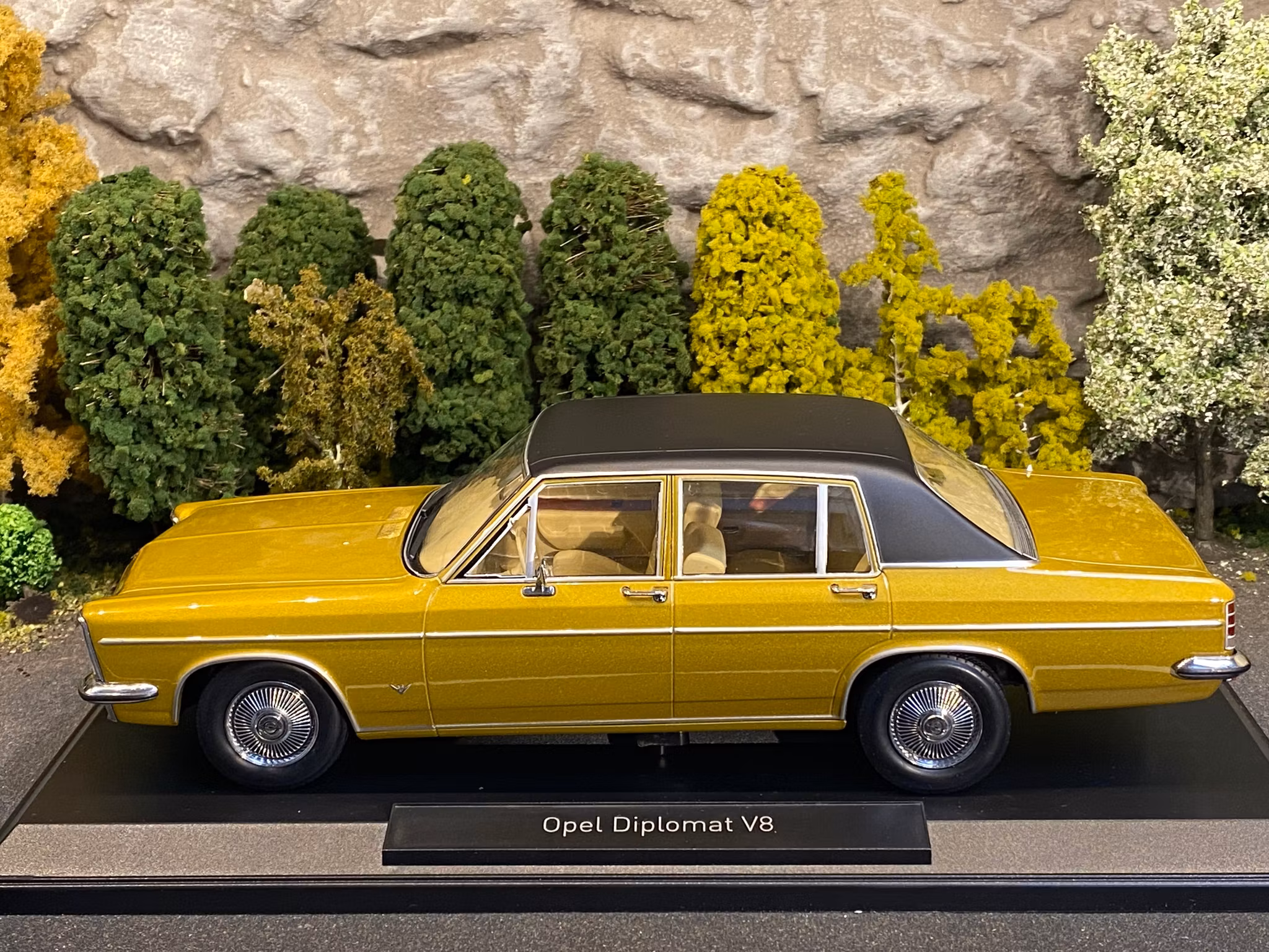 Skala 1/18 Opel Diplomat V8, Gold fr Norev