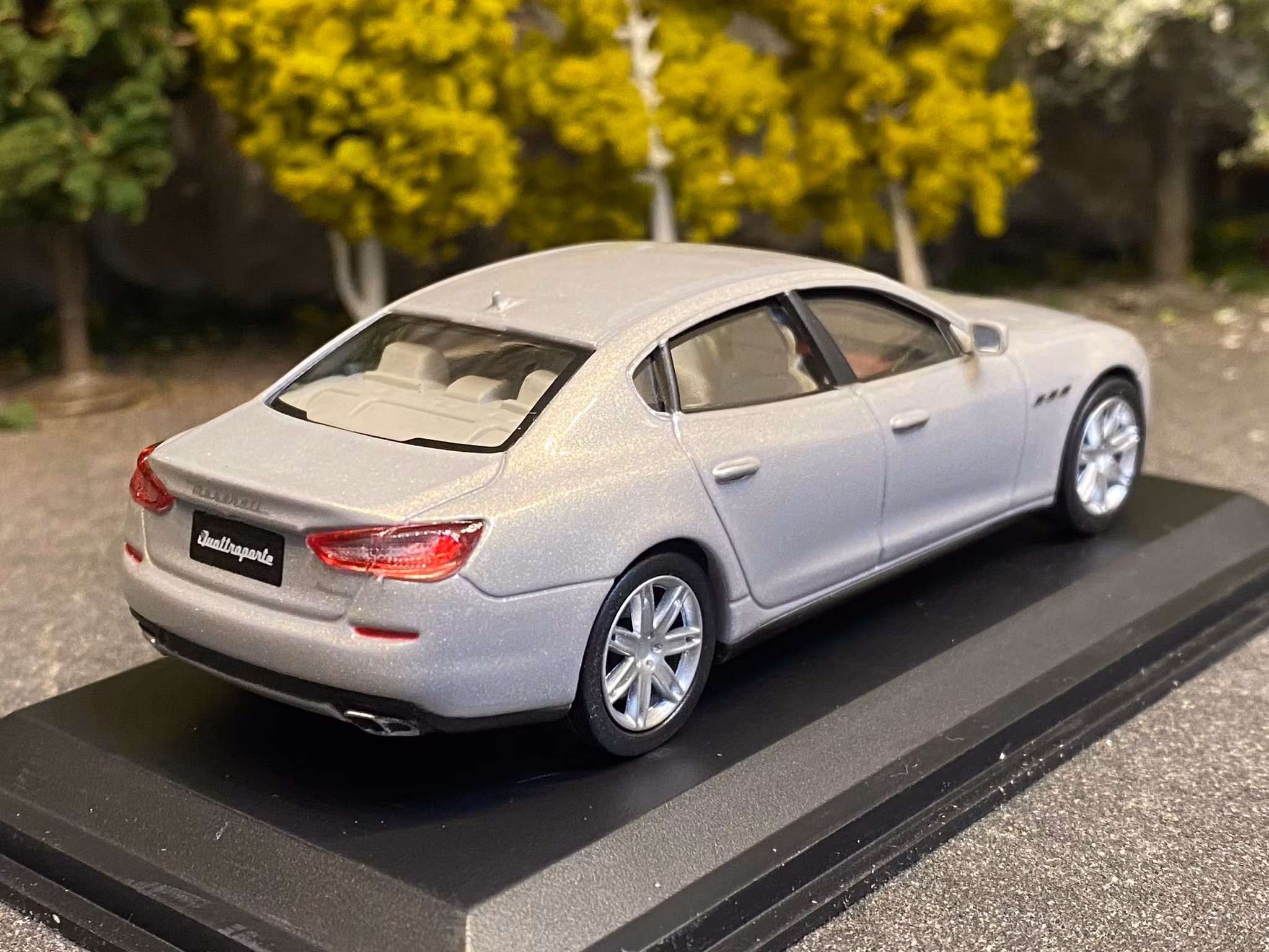Skala 1/43 Maserati Quattroporte GTS fr WhiteBox