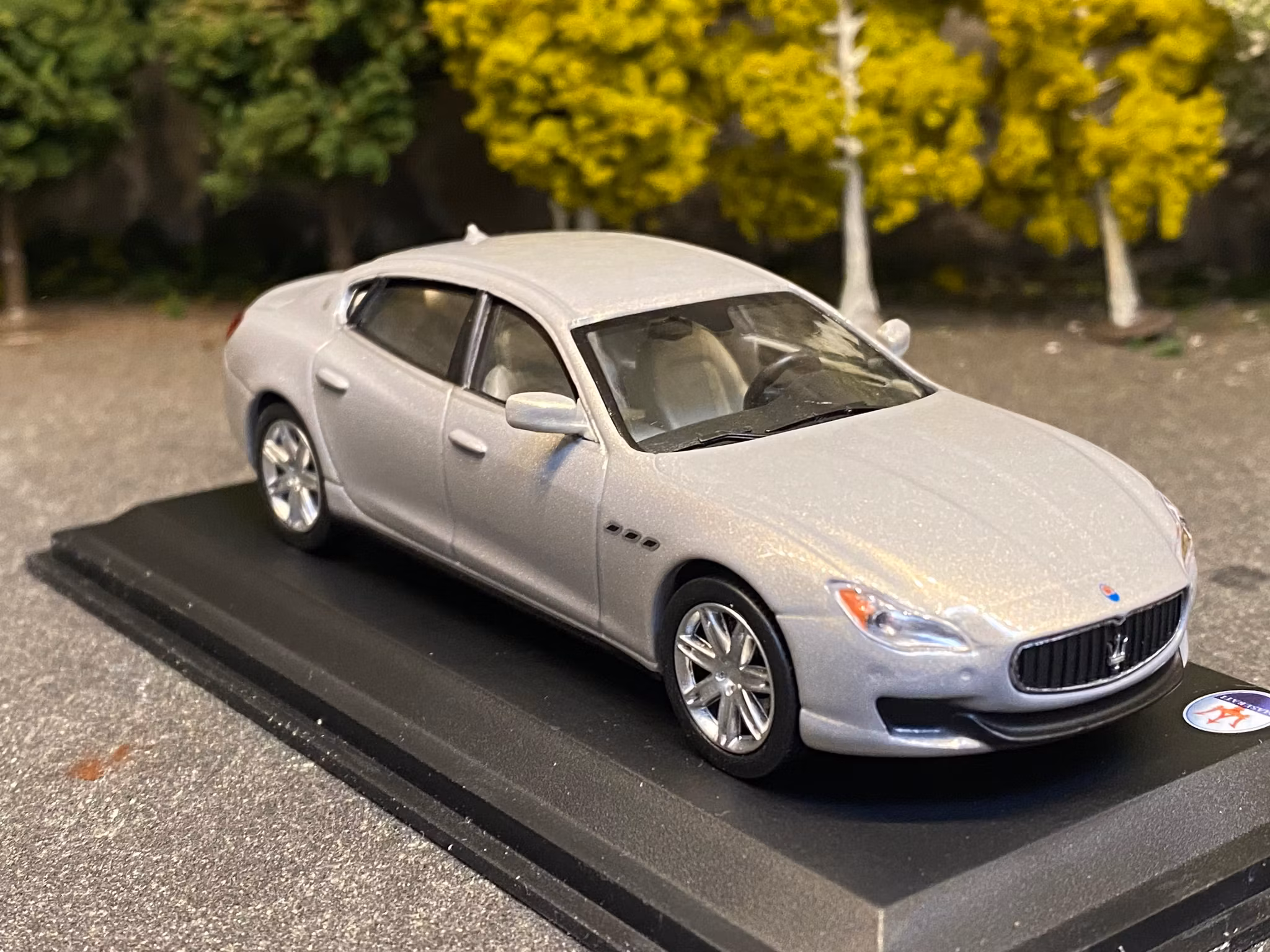 Skala 1/43 Maserati Quattroporte GTS fr WhiteBox