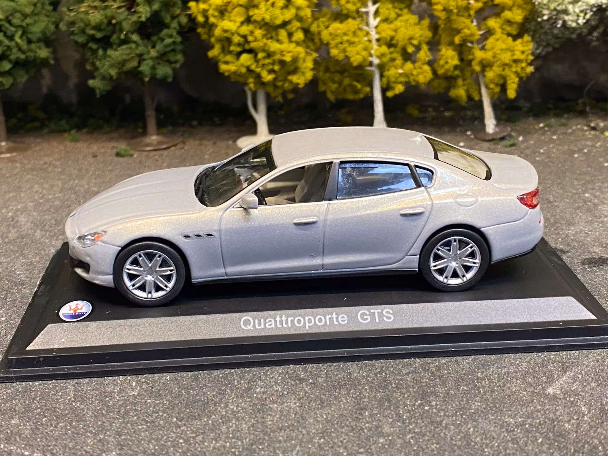 Skala 1/43 Maserati Quattroporte GTS fr WhiteBox