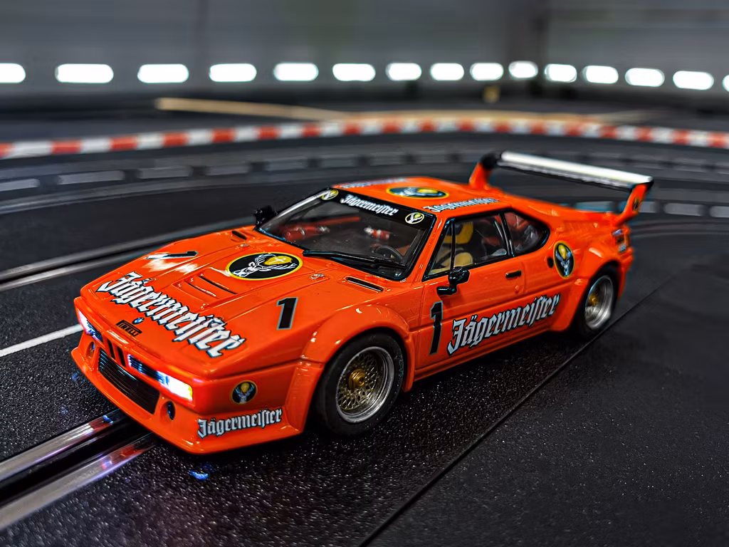 Skala 1/32 Digital Slot Car fr Carrera: BMW M1 Procar "Jägermeister Racing Team, No.1"