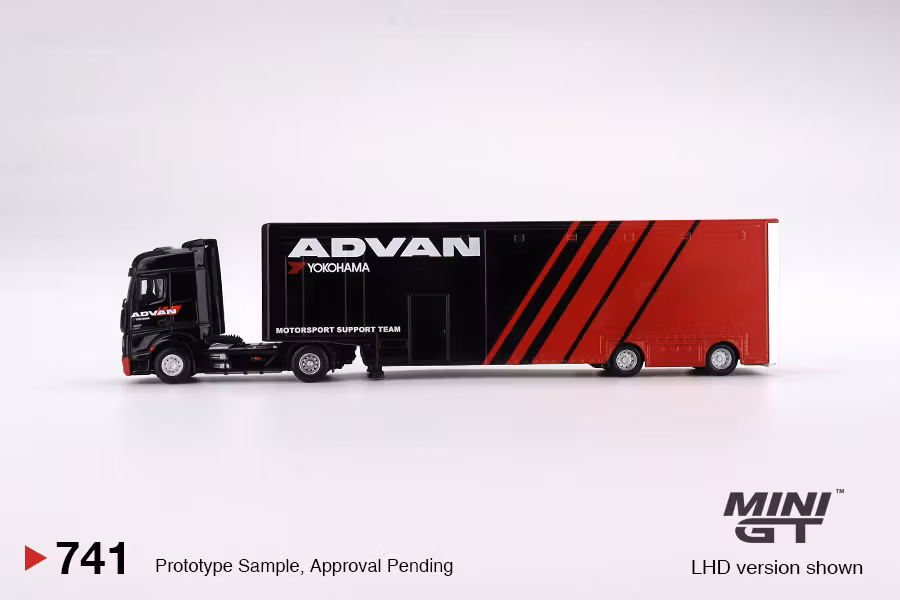 Skala 1/64 Mercedes-Benz Actros w/ Racing Transporter "ADVAN" fr MINI GT (741)
