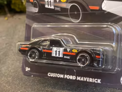 Skala 1/64 Hot Wheels - Vintage Racing Club: Custom Ford Maverick Black/red