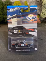 Skala 1/64 Hot Wheels - Vintage Racing Club: Custom Ford Maverick Black/red