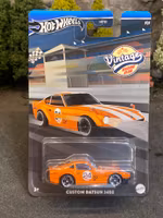 Skala 1/64 Hot Wheels - Vintage Racing Club: Custom Datsun 240Z, Orange