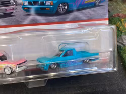 Skala 1/64 Hot Wheels Premium 2-pack: Datsun Sunny B120 75' & Custom '93 Nissan Hardbody (D21)