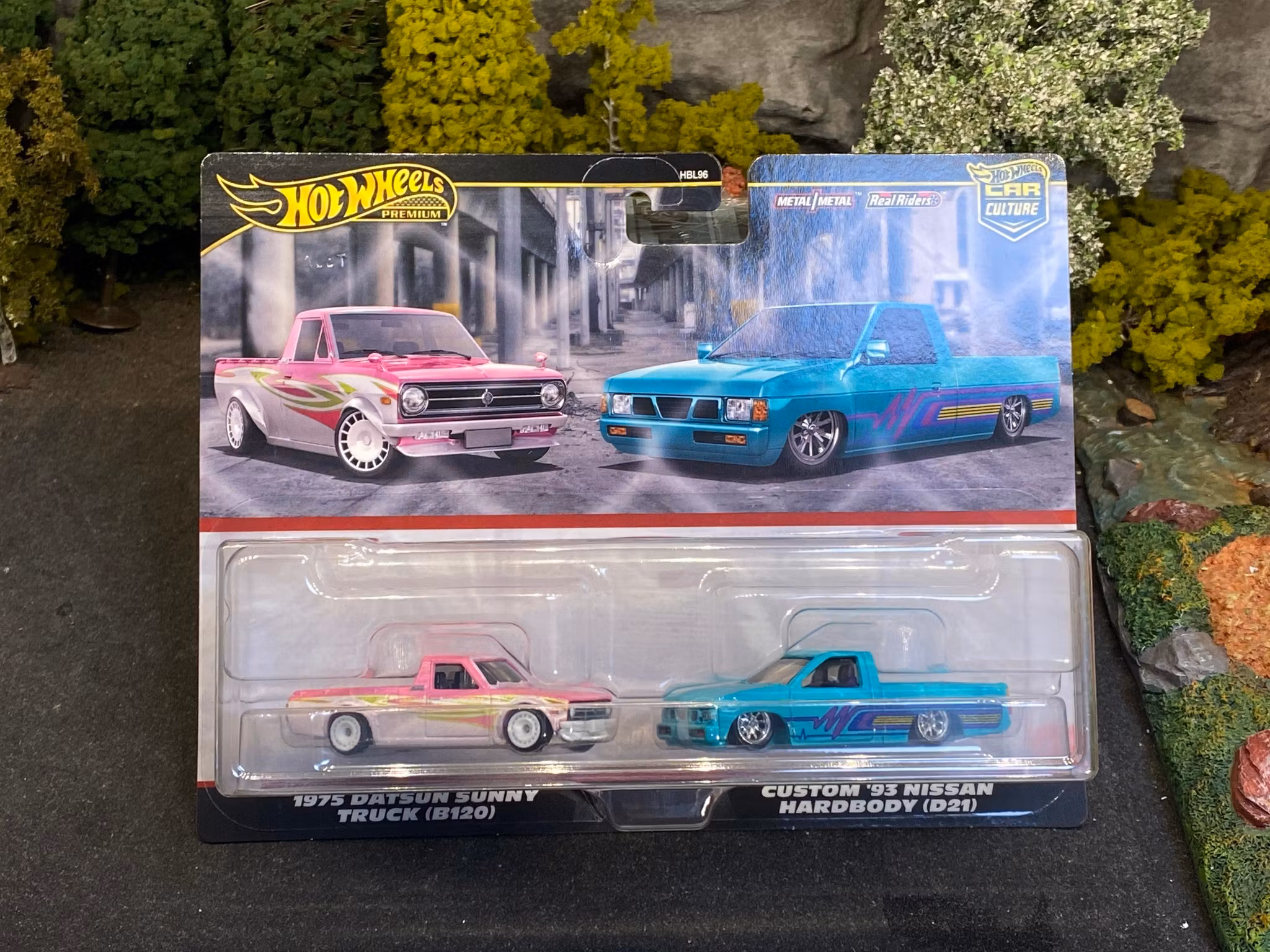 Skala 1/64 Hot Wheels Premium 2-pack: Datsun Sunny B120 75' & Custom '93 Nissan Hardbody (D21)