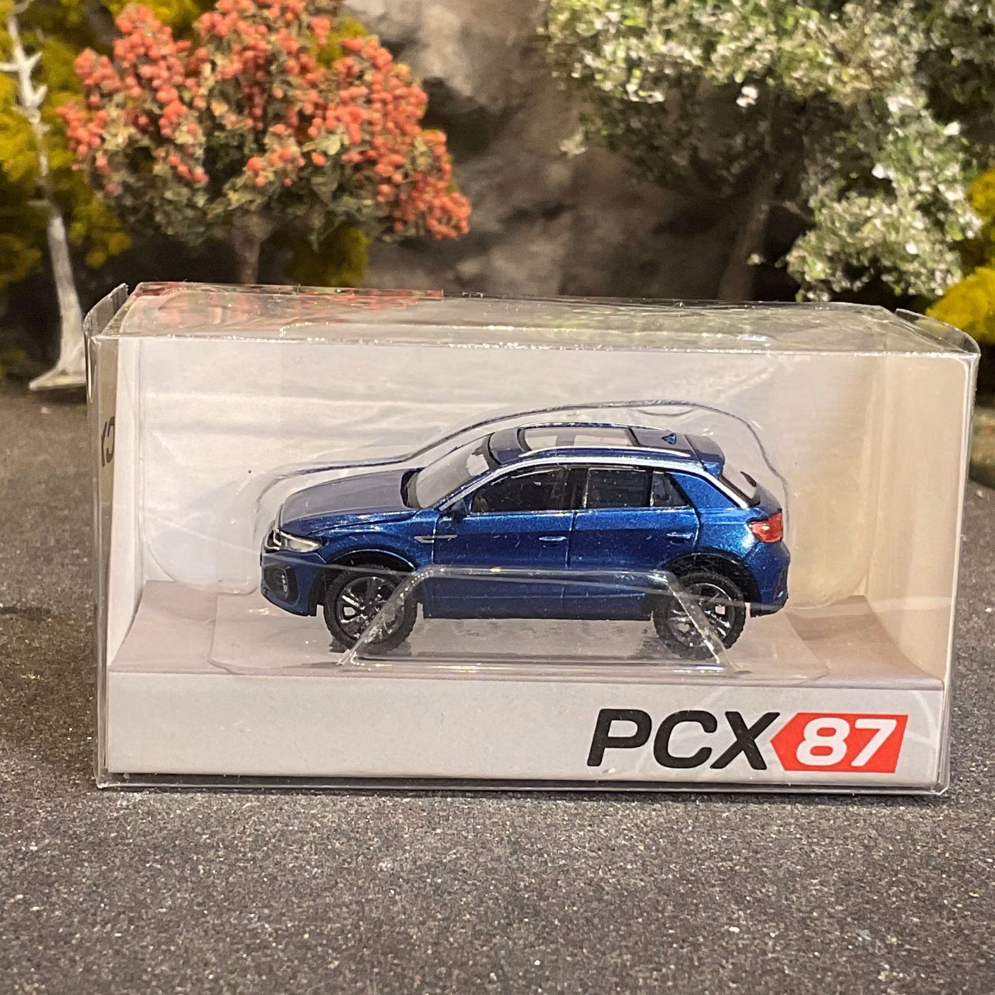 Skala 1/87 - Volkswagen T-Roc, metallic Dark Blue fr PCX87