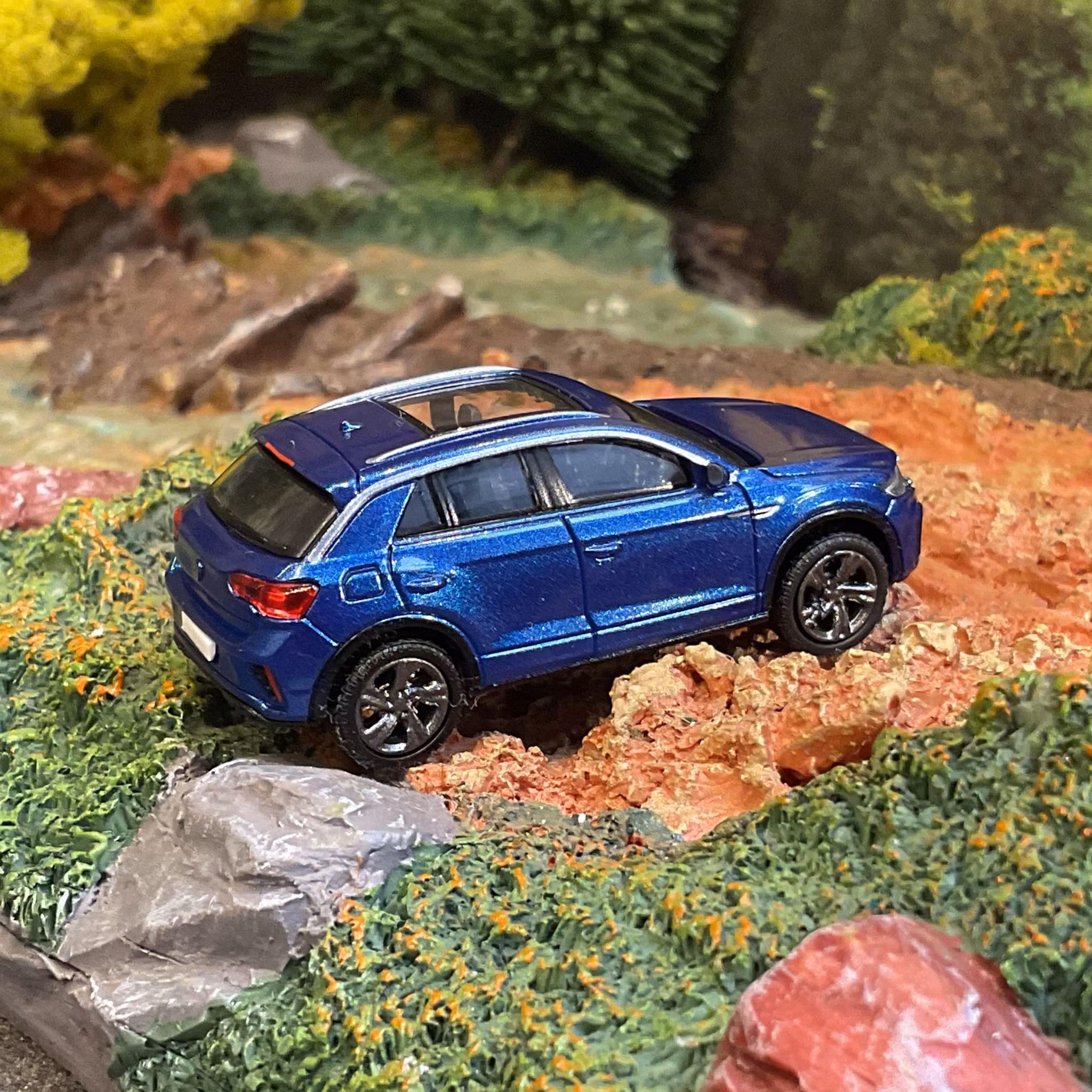 Skala 1/87 - Volkswagen T-Roc, metallic Dark Blue fr PCX87