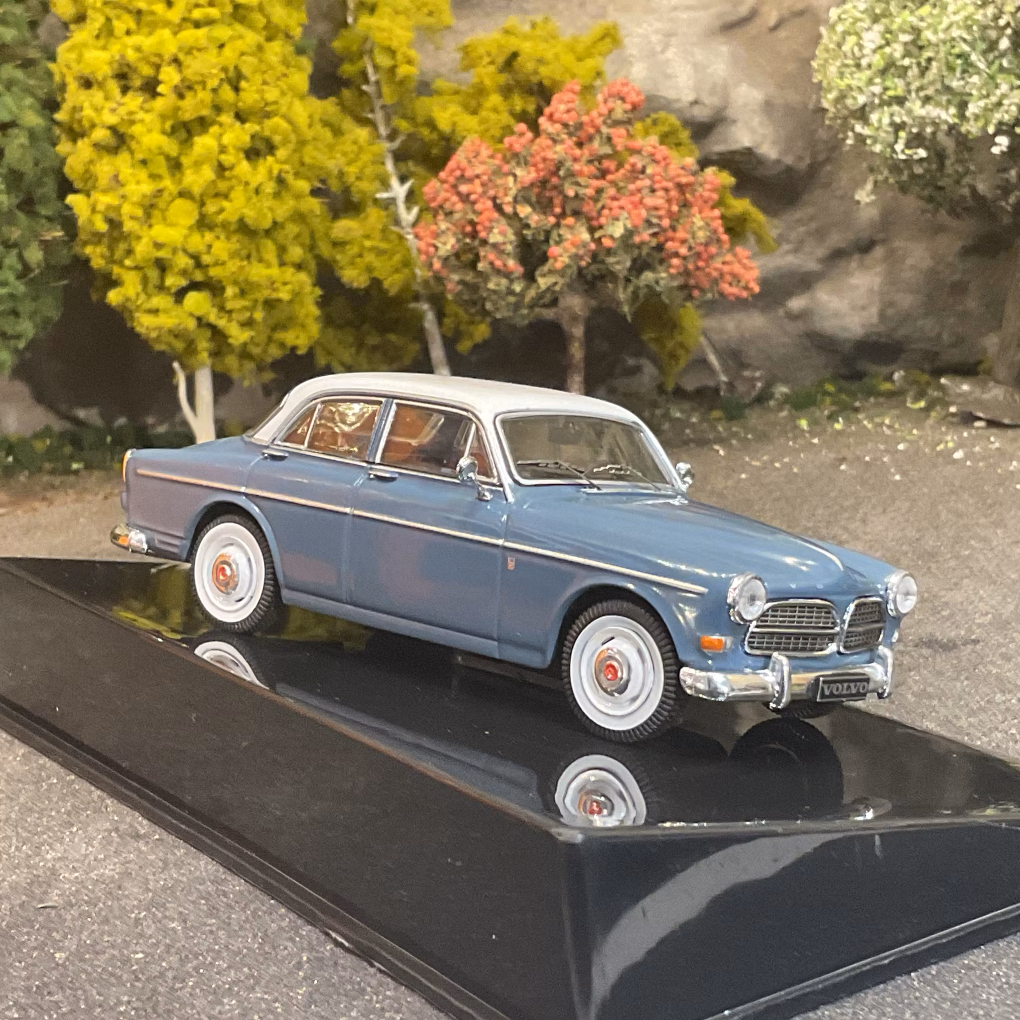 Skala 1/43 Volvo 121 Amazon 61' 4-door, Gray/white fr IXO Models