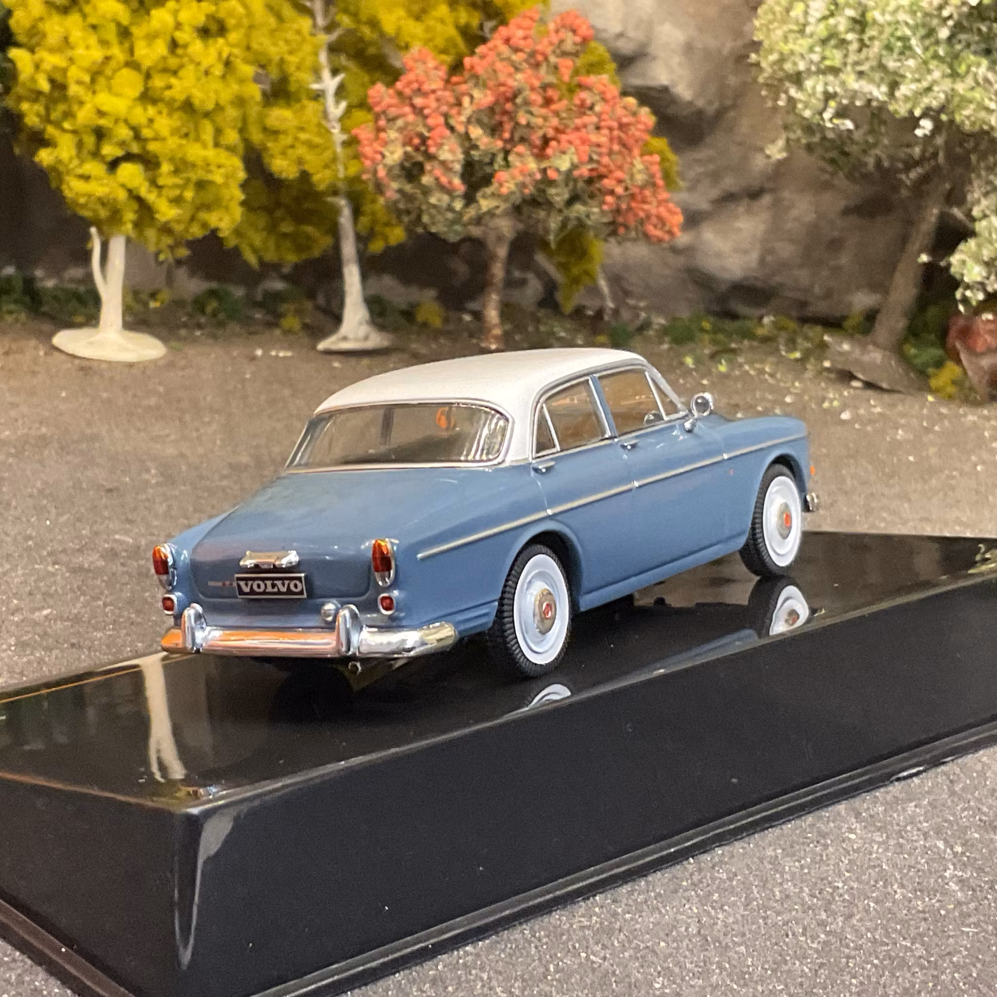 Skala 1/43 Volvo 121 Amazon 61' 4-door, Gray/white fr IXO Models
