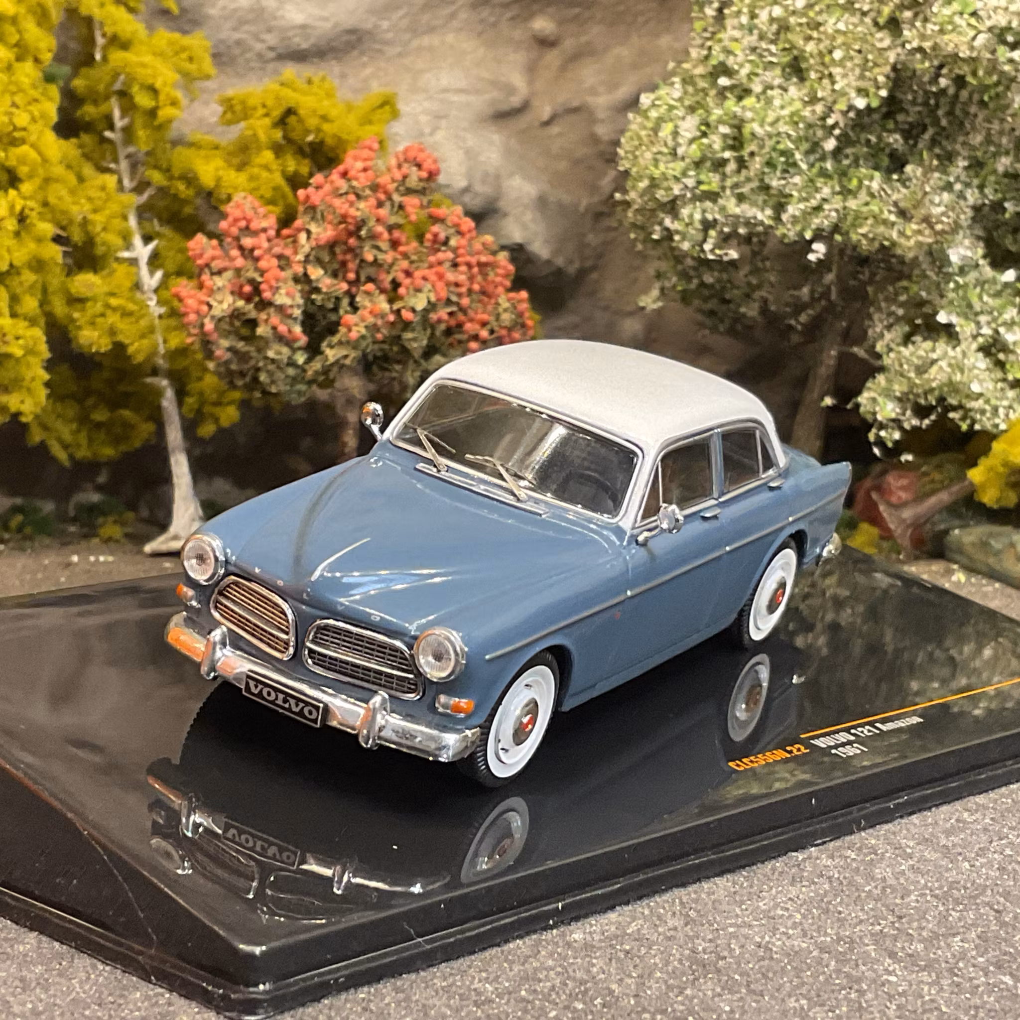 Skala 1/43 Volvo 121 Amazon 61' 4-door, Gray/white fr IXO Models