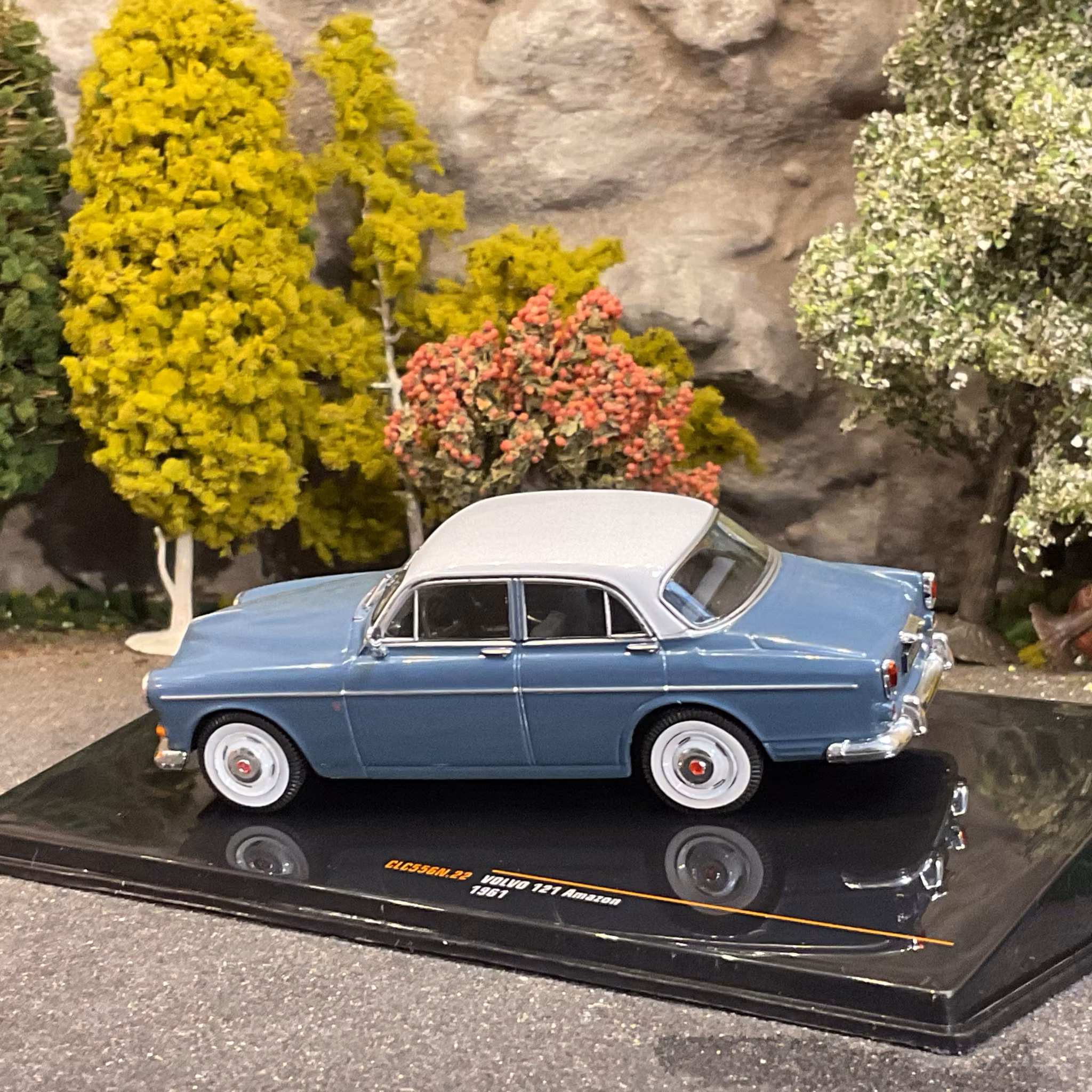 Skala 1/43 Volvo 121 Amazon 61' 4-door, Gray/white fr IXO Models