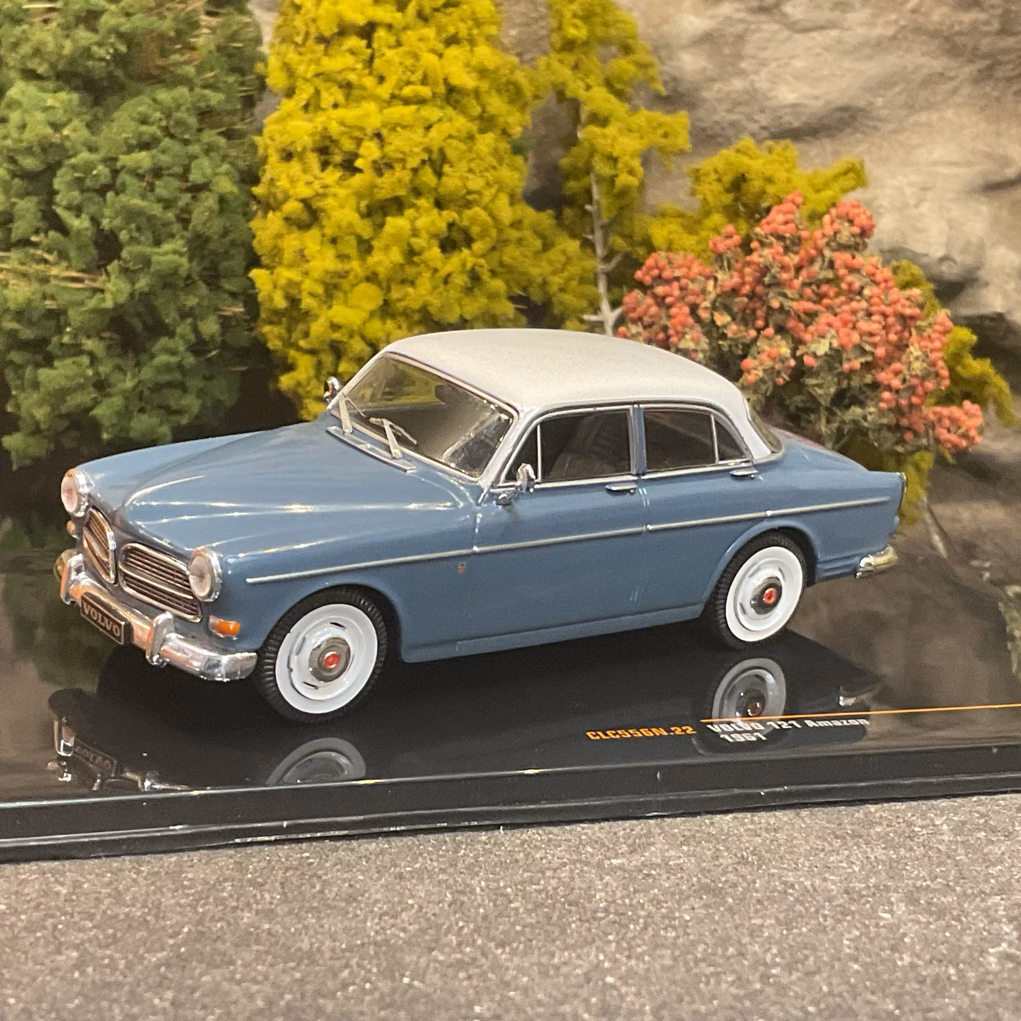 Skala 1/43 Volvo 121 Amazon 61' 4-door, Gray/white fr IXO Models