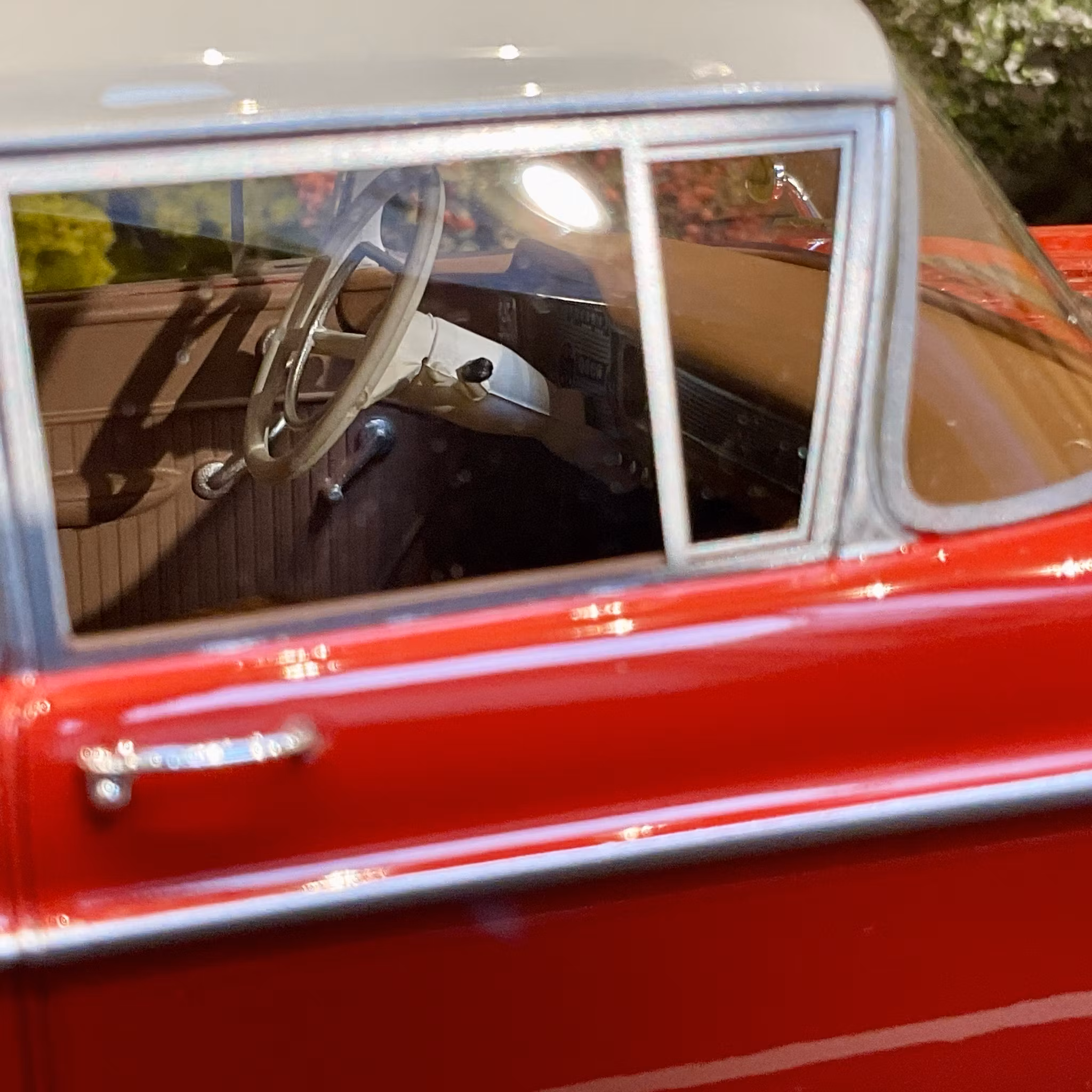 Skala 1/18 Extrautrustad Opel Kapitän 2,5L 1958, red/white fr BoS Best on Show