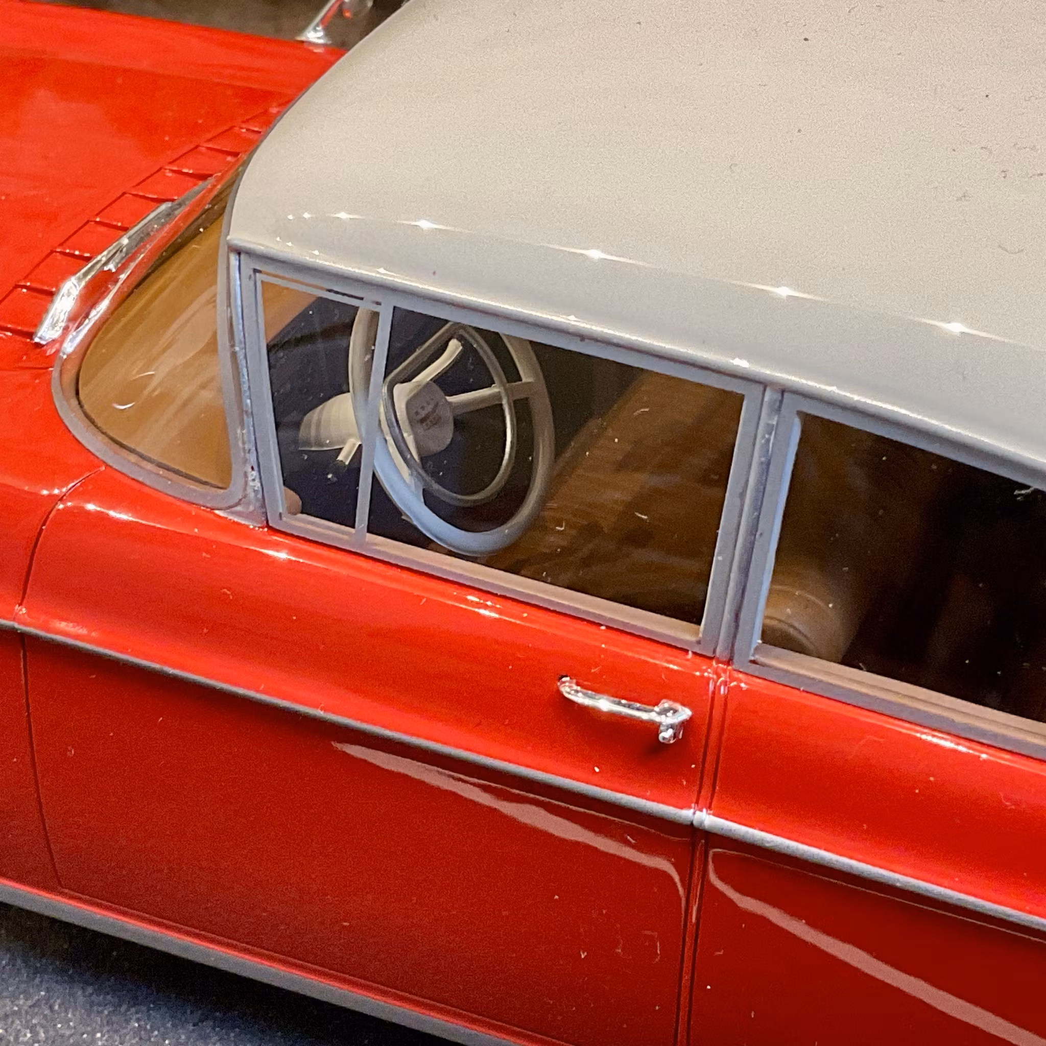 Skala 1/18 Extrautrustad Opel Kapitän 2,5L 1958, red/white fr BoS Best on Show