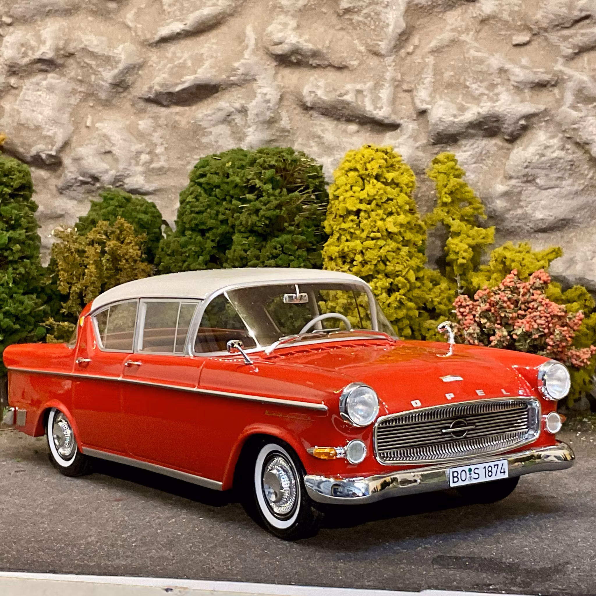 Skala 1/18 Extrautrustad Opel Kapitän 2,5L 1958, red/white fr BoS Best on Show