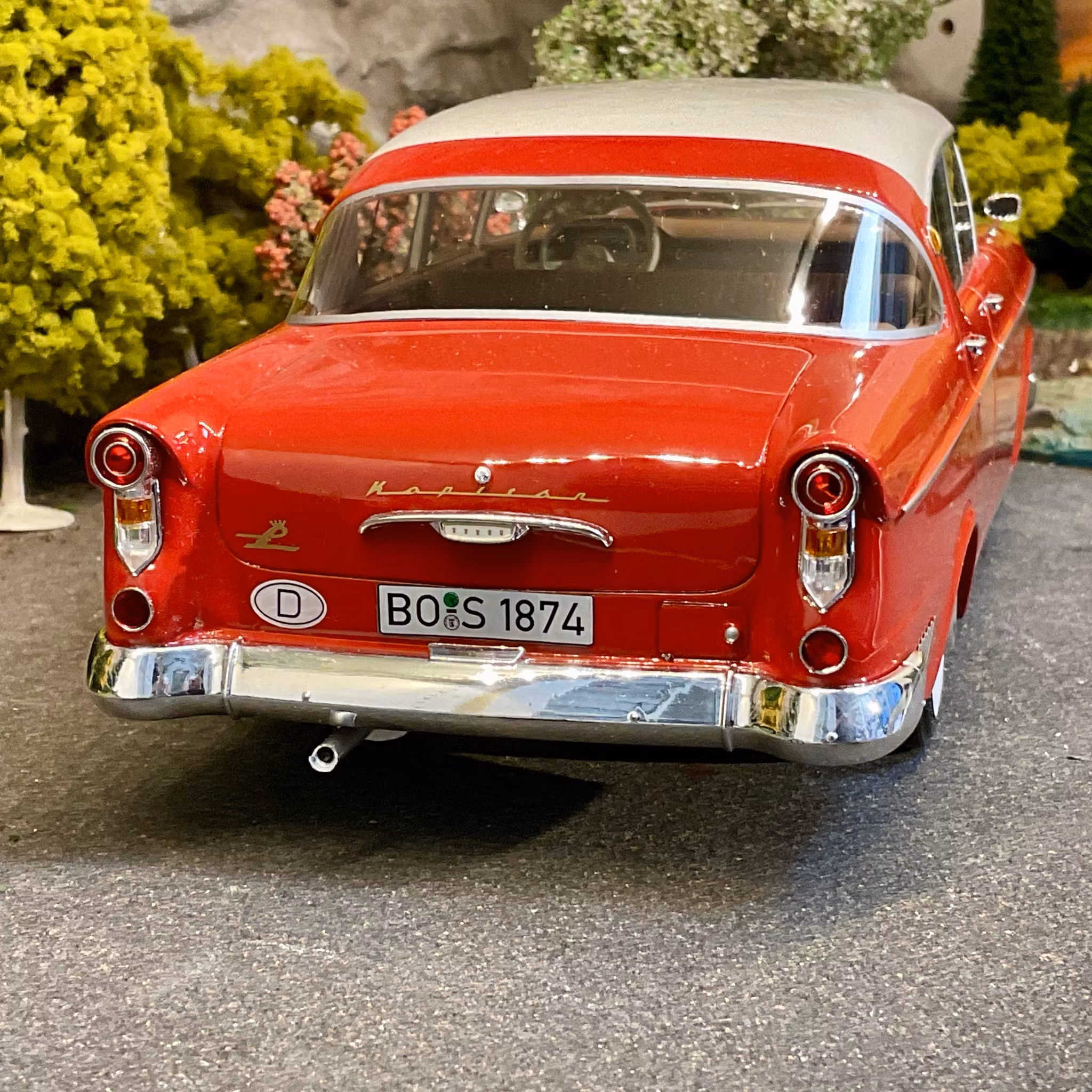 Skala 1/18 Extrautrustad Opel Kapitän 2,5L 1958, red/white fr BoS Best on Show