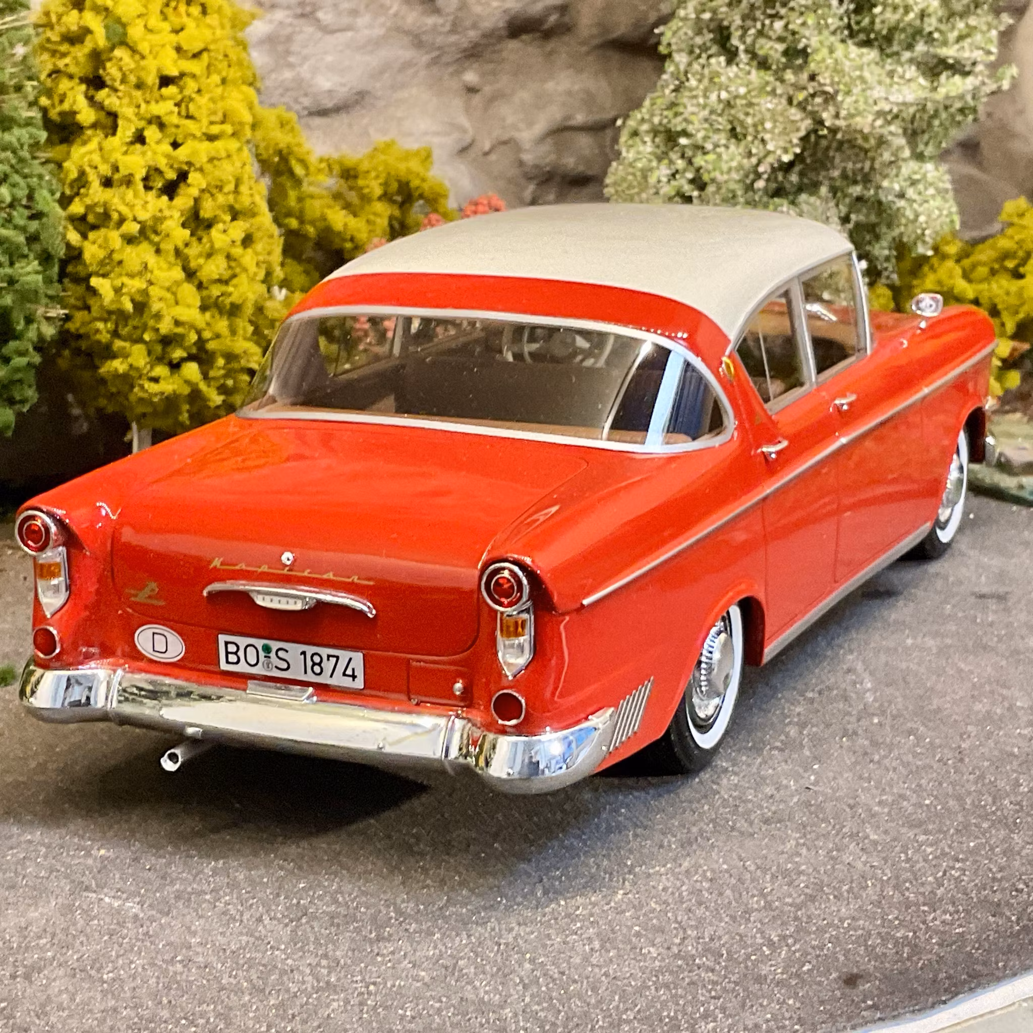 Skala 1/18 Extrautrustad Opel Kapitän 2,5L 1958, red/white fr BoS Best on Show