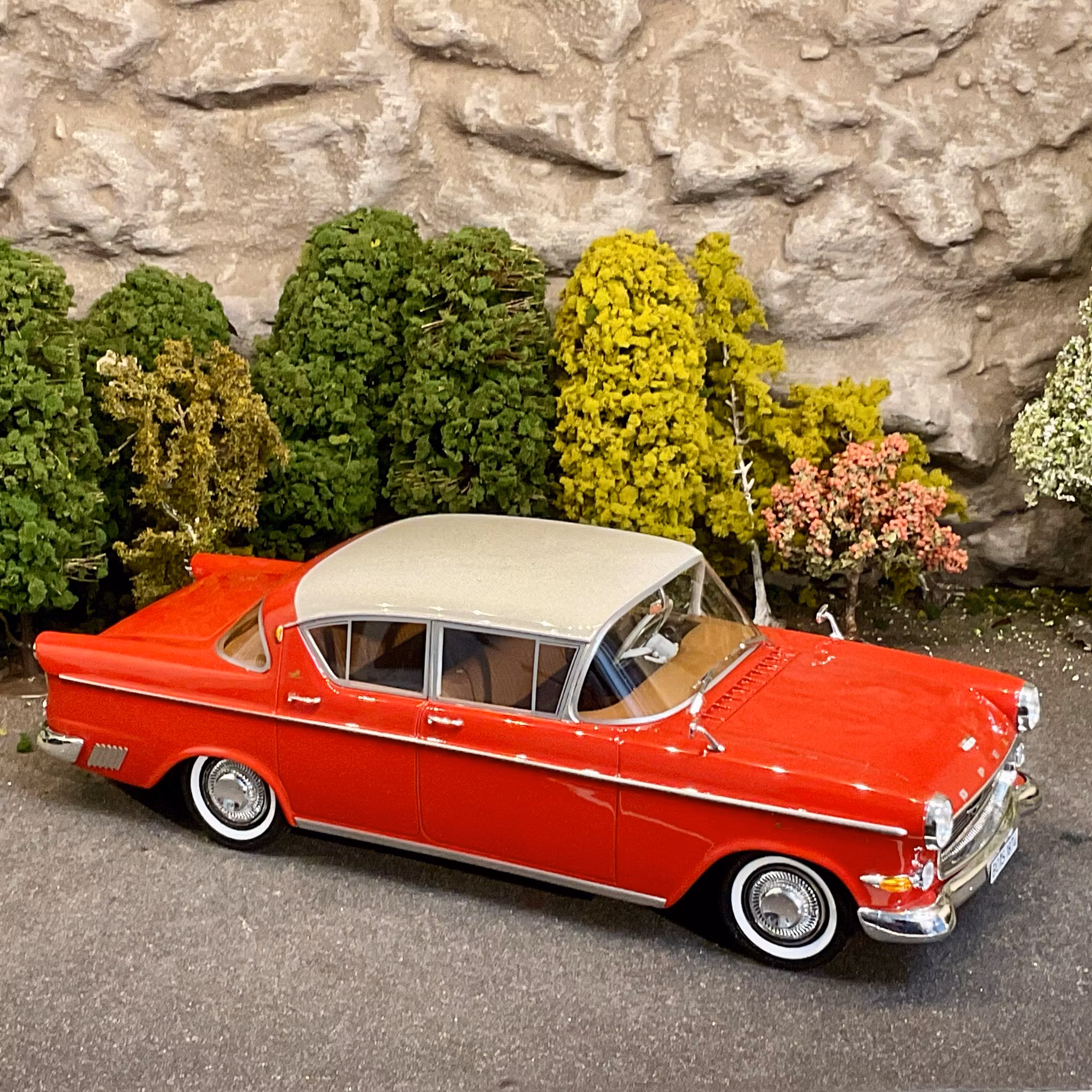 Skala 1/18 Extrautrustad Opel Kapitän 2,5L 1958, red/white fr BoS Best on Show