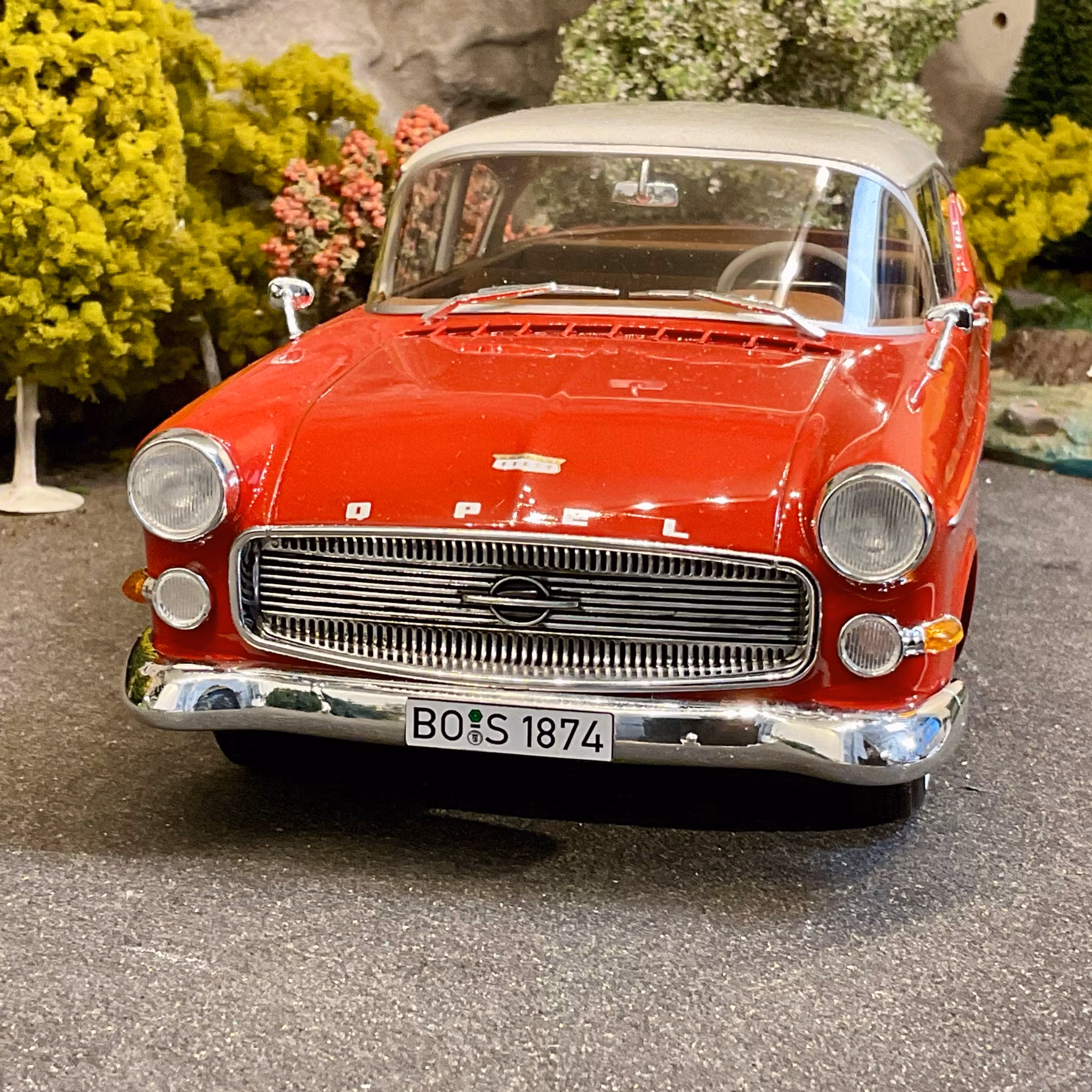 Skala 1/18 Extrautrustad Opel Kapitän 2,5L 1958, red/white fr BoS Best on Show