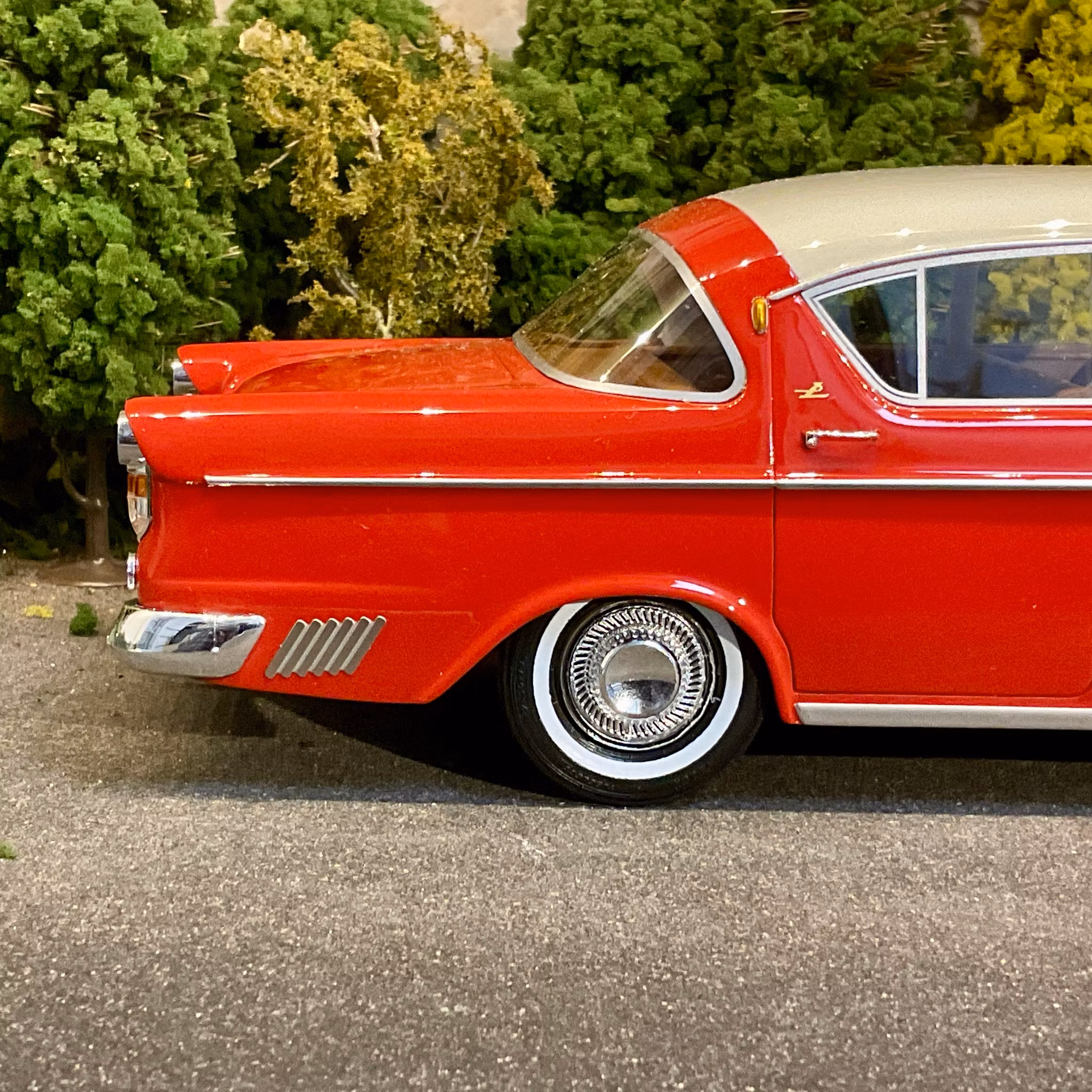 Skala 1/18 Extrautrustad Opel Kapitän 2,5L 1958, red/white fr BoS Best on Show