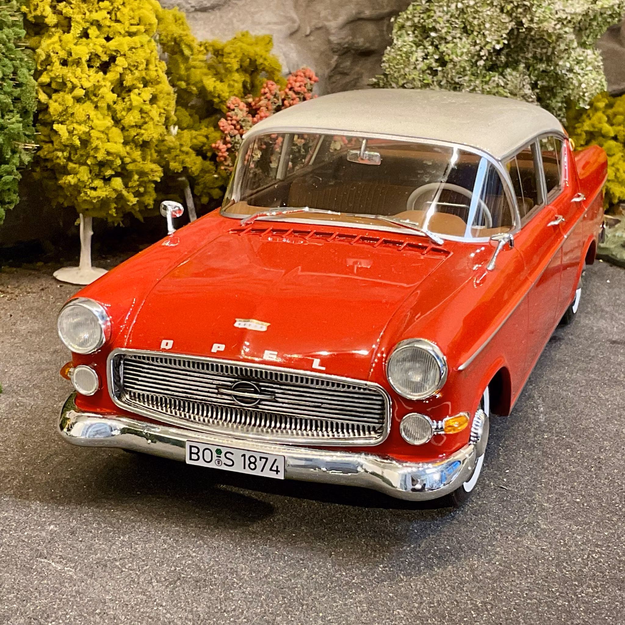 Skala 1/18 Extrautrustad Opel Kapitän 2,5L 1958, red/white fr BoS Best on Show