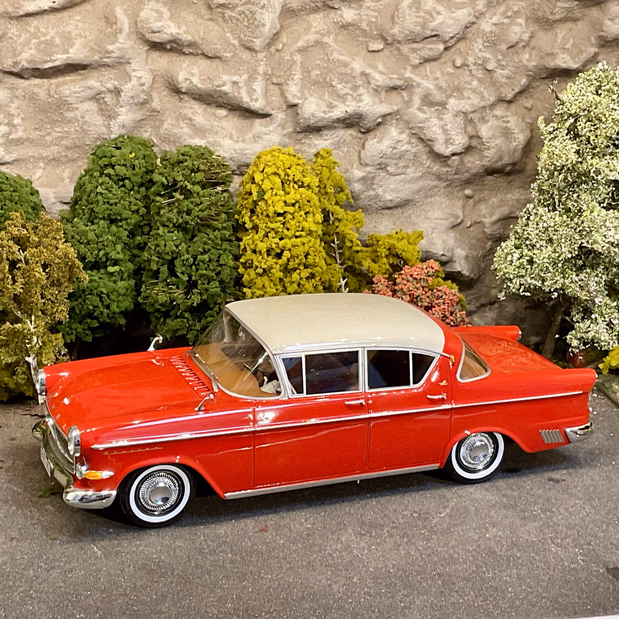 Skala 1/18 Extrautrustad Opel Kapitän 2,5L 1958, red/white fr BoS Best on Show