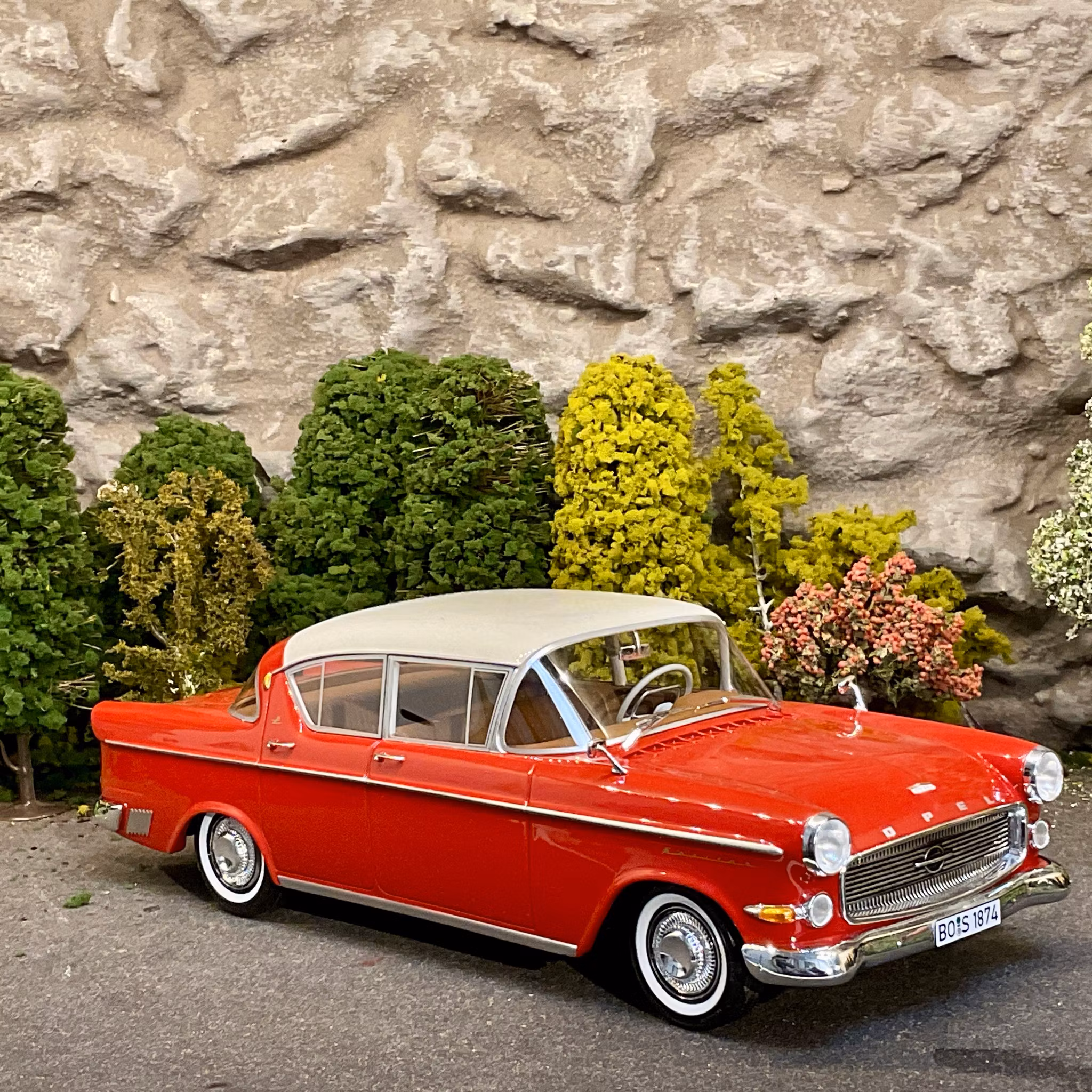 Skala 1/18 Extrautrustad Opel Kapitän 2,5L 1958, red/white fr BoS Best on Show