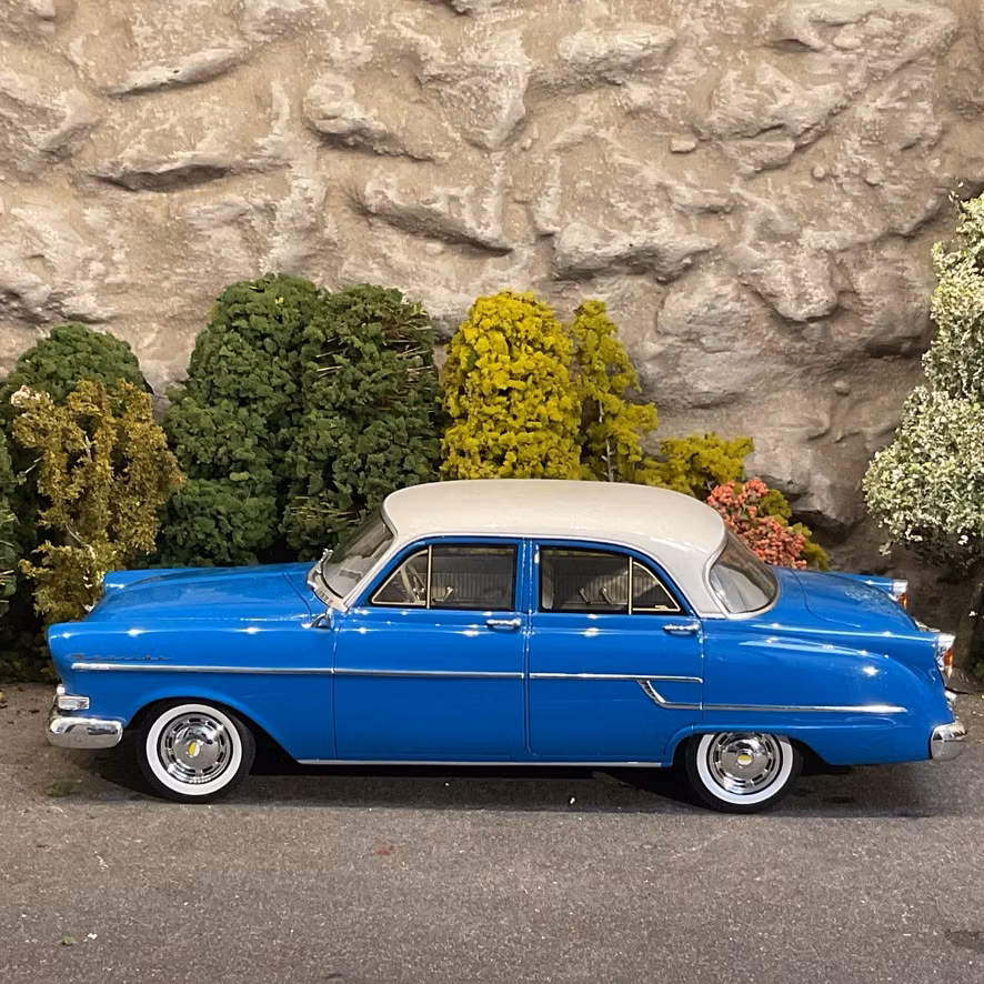 Skala 1/18 Opel kapitän 1958, blue/white fr BoS Best on Show