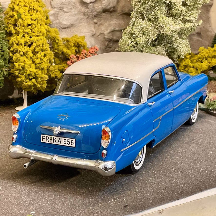 Skala 1/18 Opel kapitän 1958, blue/white fr BoS Best on Show