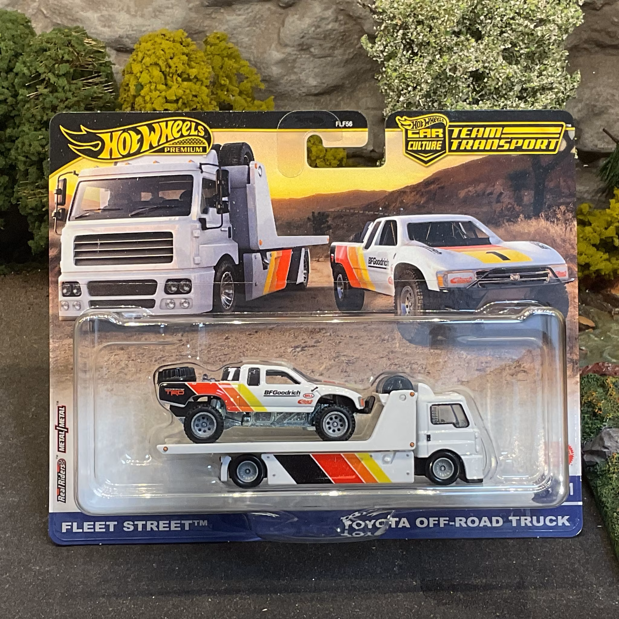 Skala 1/64 Hot Wheels PREMIUM Team Transport: Toyota off-road Truck & Fleet street