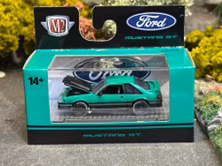 Skala 1/64 M2 - Machines: 1987 Ford Mustang GT