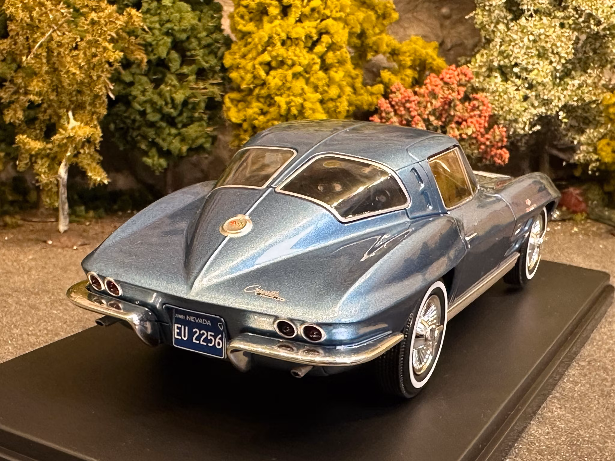 Skala 1/24 Chevrolet Corvette C2 Blue fr WhiteBox