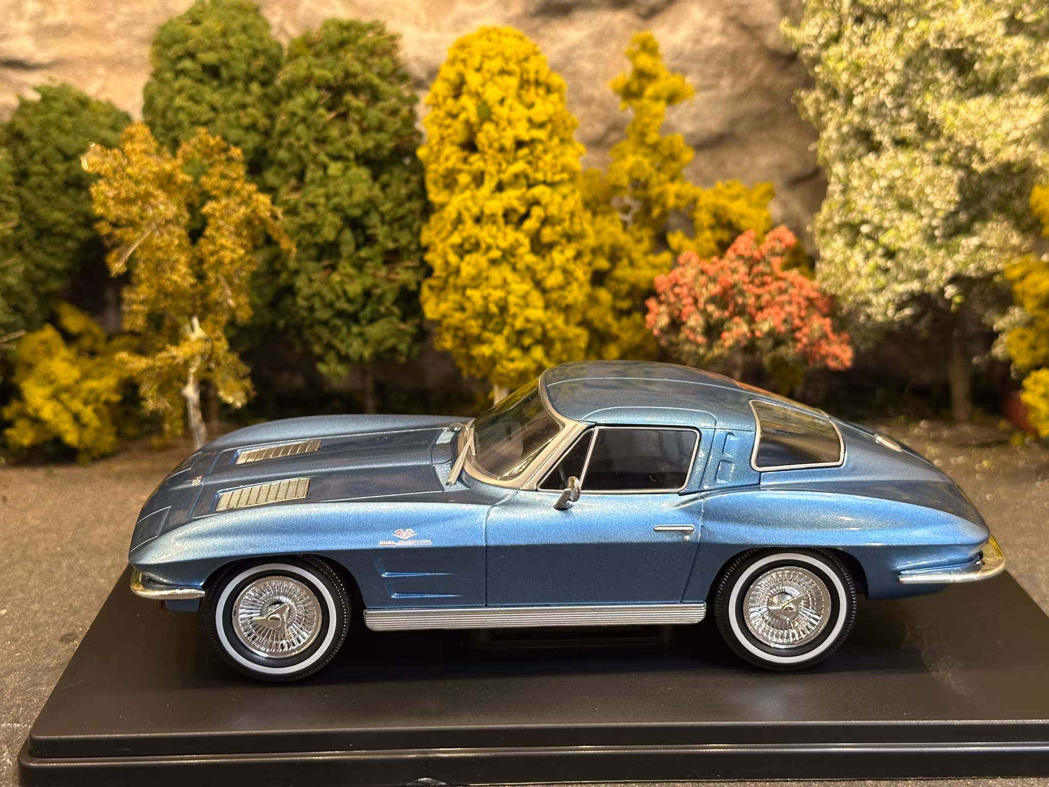 Skala 1/24 Chevrolet Corvette C2 Blue fr WhiteBox