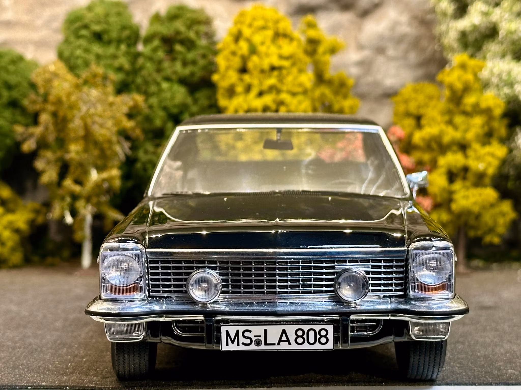 Skala 1/18 Opel Diplomat V8 Black fr Norev