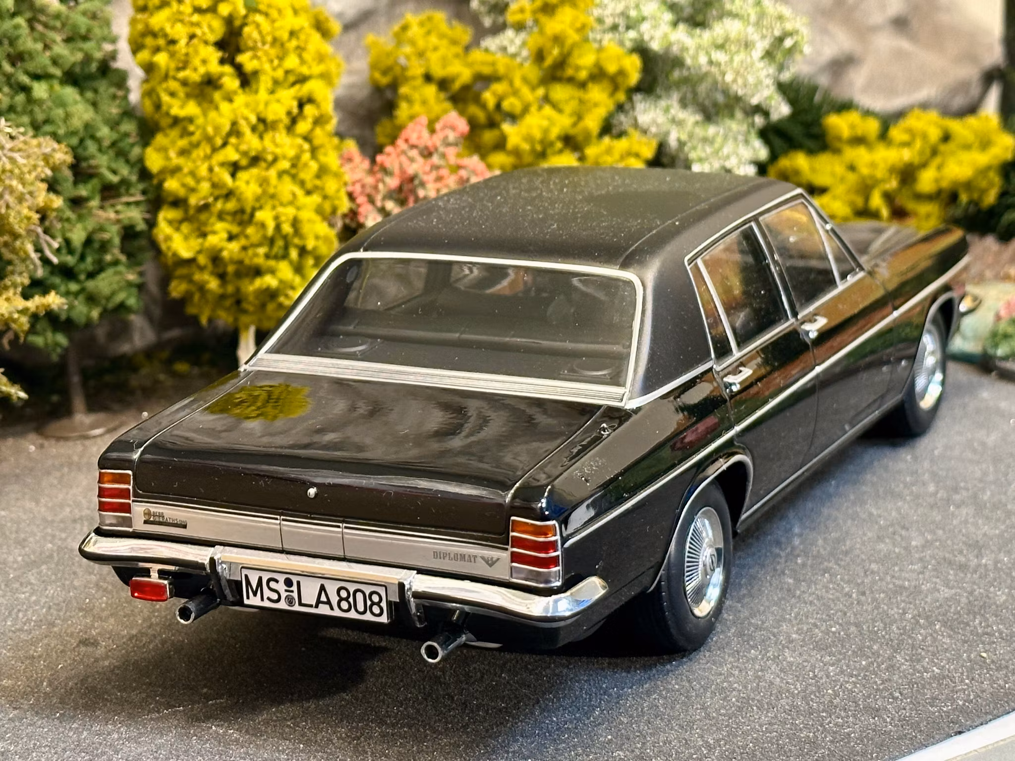 Skala 1/18 Opel Diplomat V8 Black fr Norev