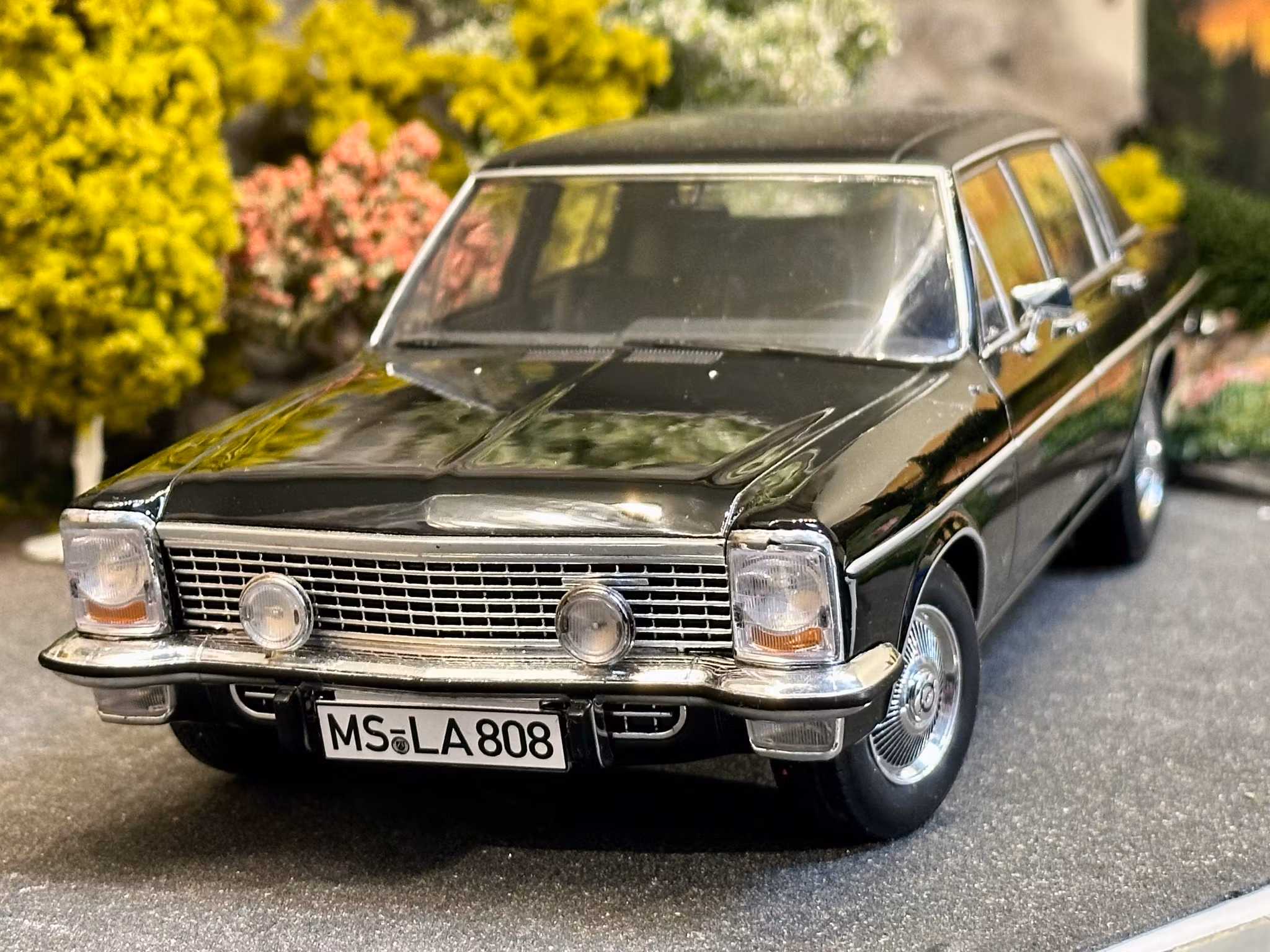 Skala 1/18 Opel Diplomat V8 Black fr Norev